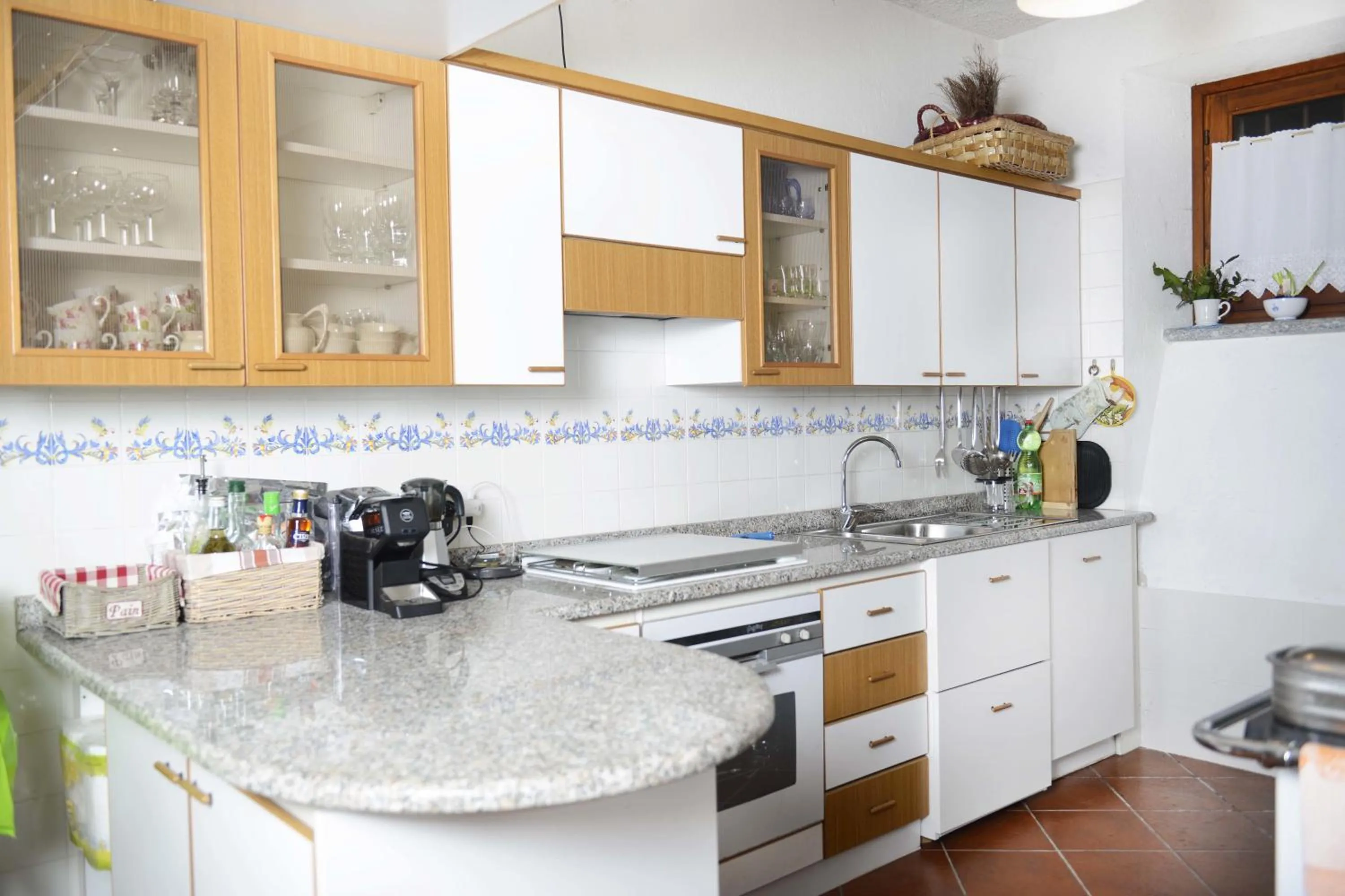 Communal kitchen in Villa Pinetina B&B