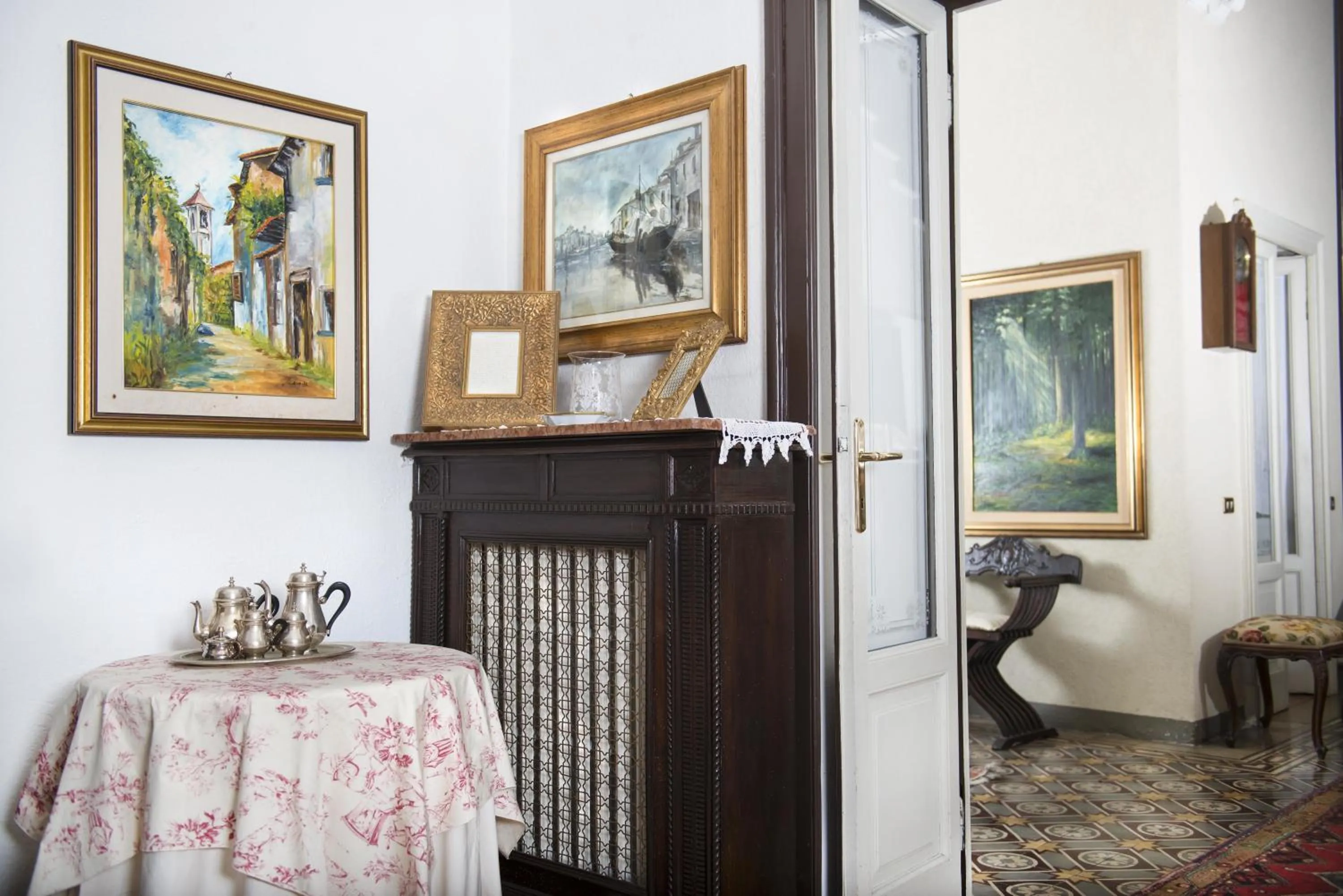 Communal lounge/ TV room in Villa Pinetina B&B