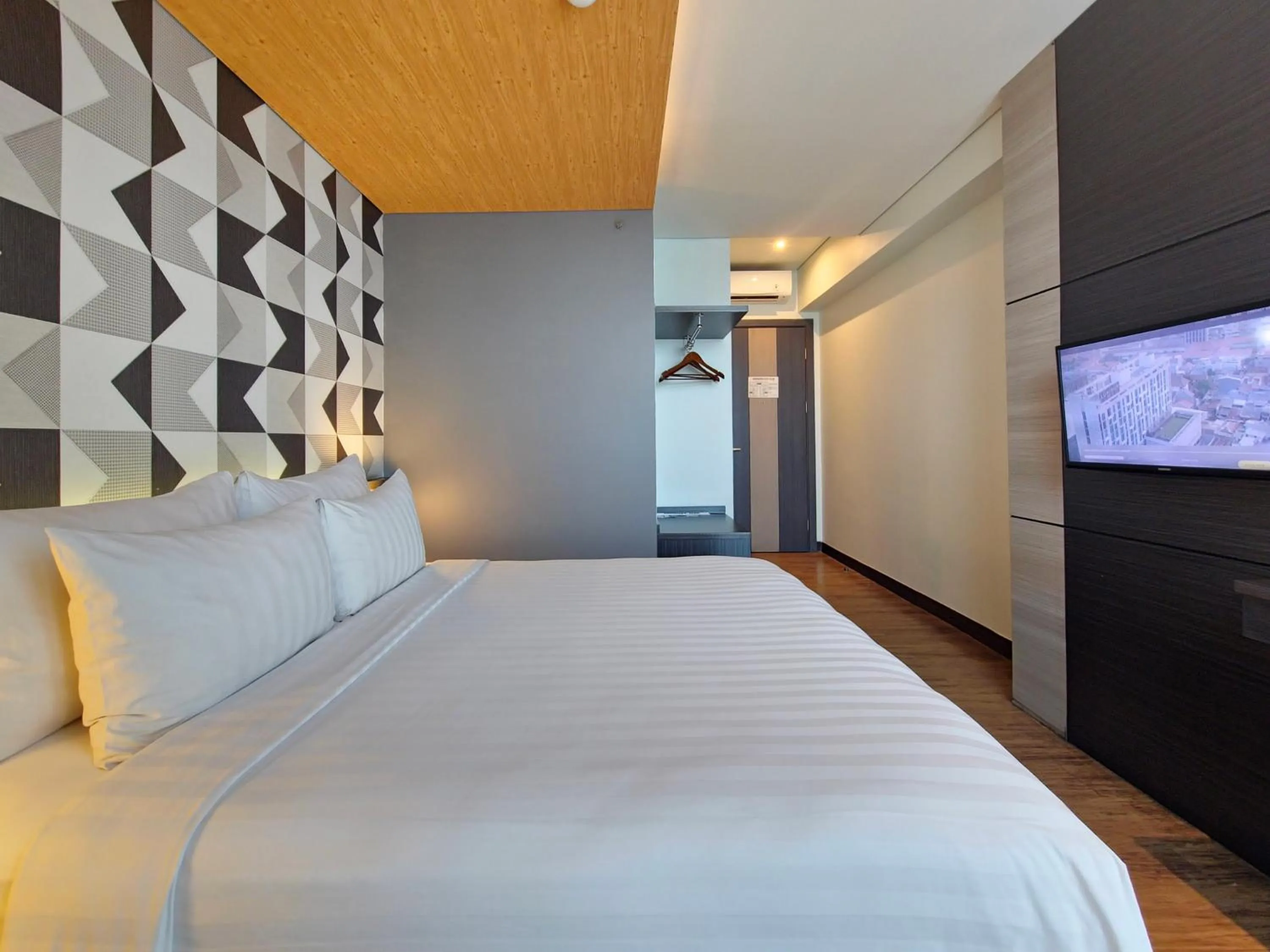 Bed in Luminor Hotel Jemursari By WH with The Best Breakfast in Town and Located Near Surabaya Industrial Estate Rungkut SIER