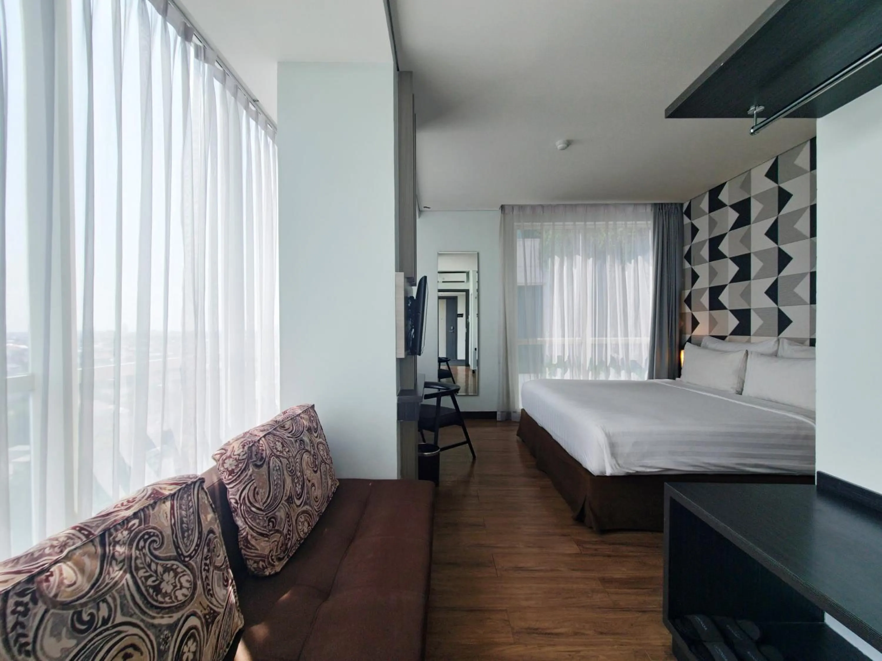 Bed in Luminor Hotel Jemursari By WH with The Best Breakfast in Town and Located Near Surabaya Industrial Estate Rungkut SIER