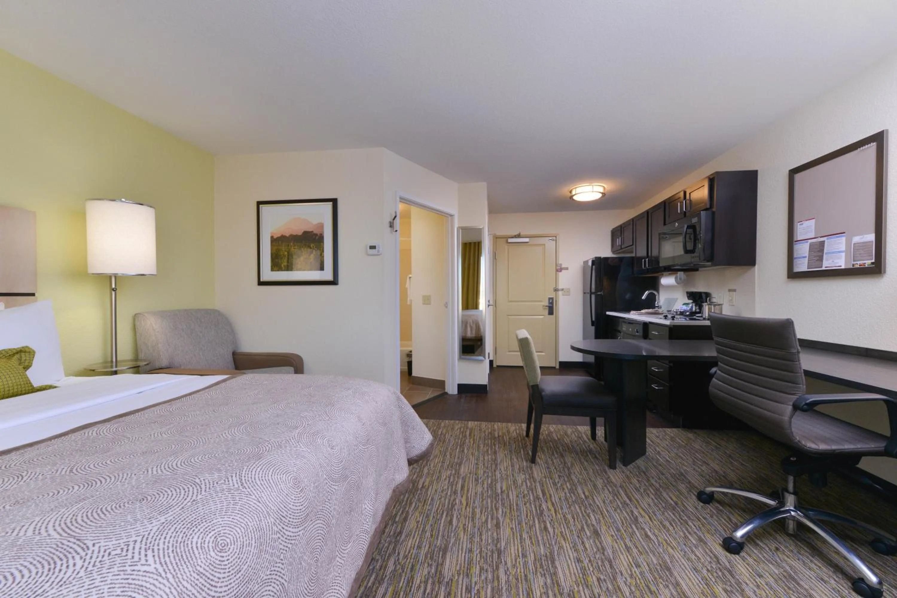 Photo of the whole room, Bed in Candlewood Suites Casper by IHG