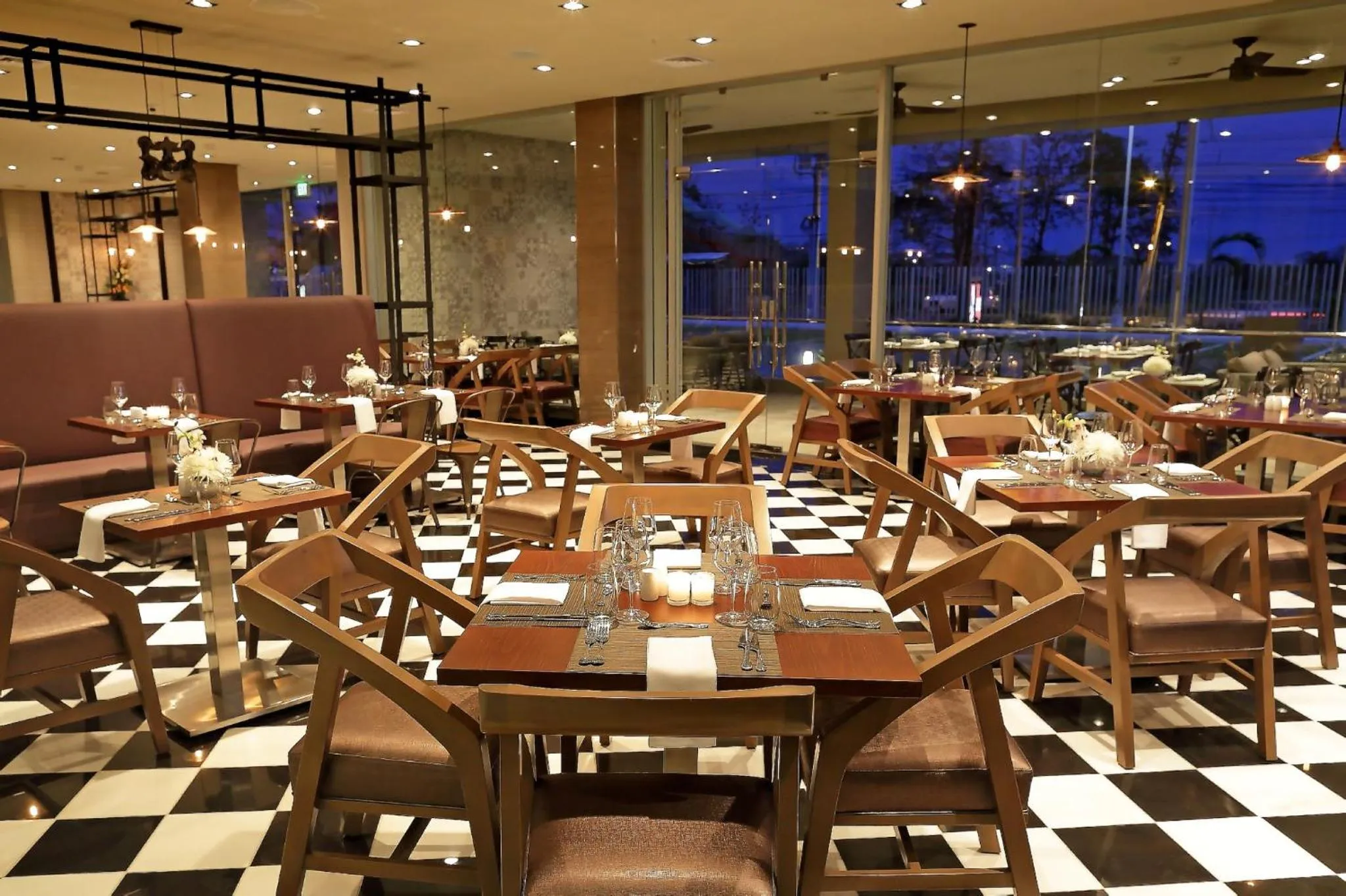 Restaurant/places to eat in Crowne Plaza Airport by IHG