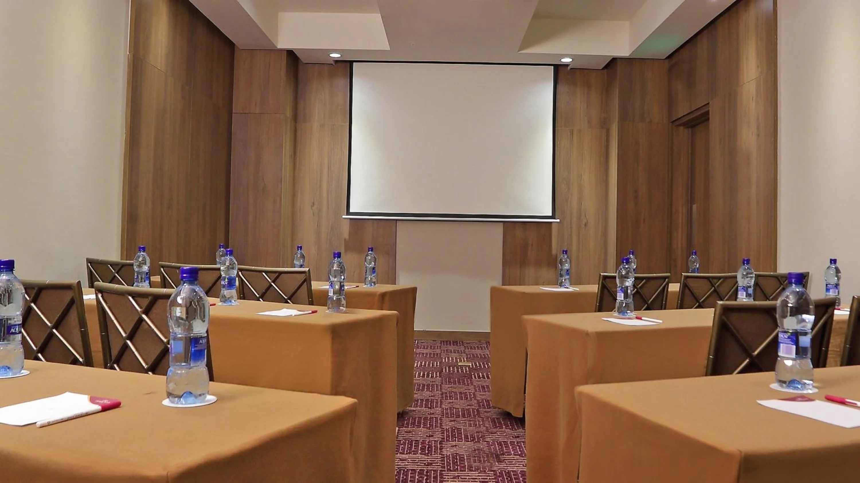 Meeting/conference room in Crowne Plaza Airport by IHG
