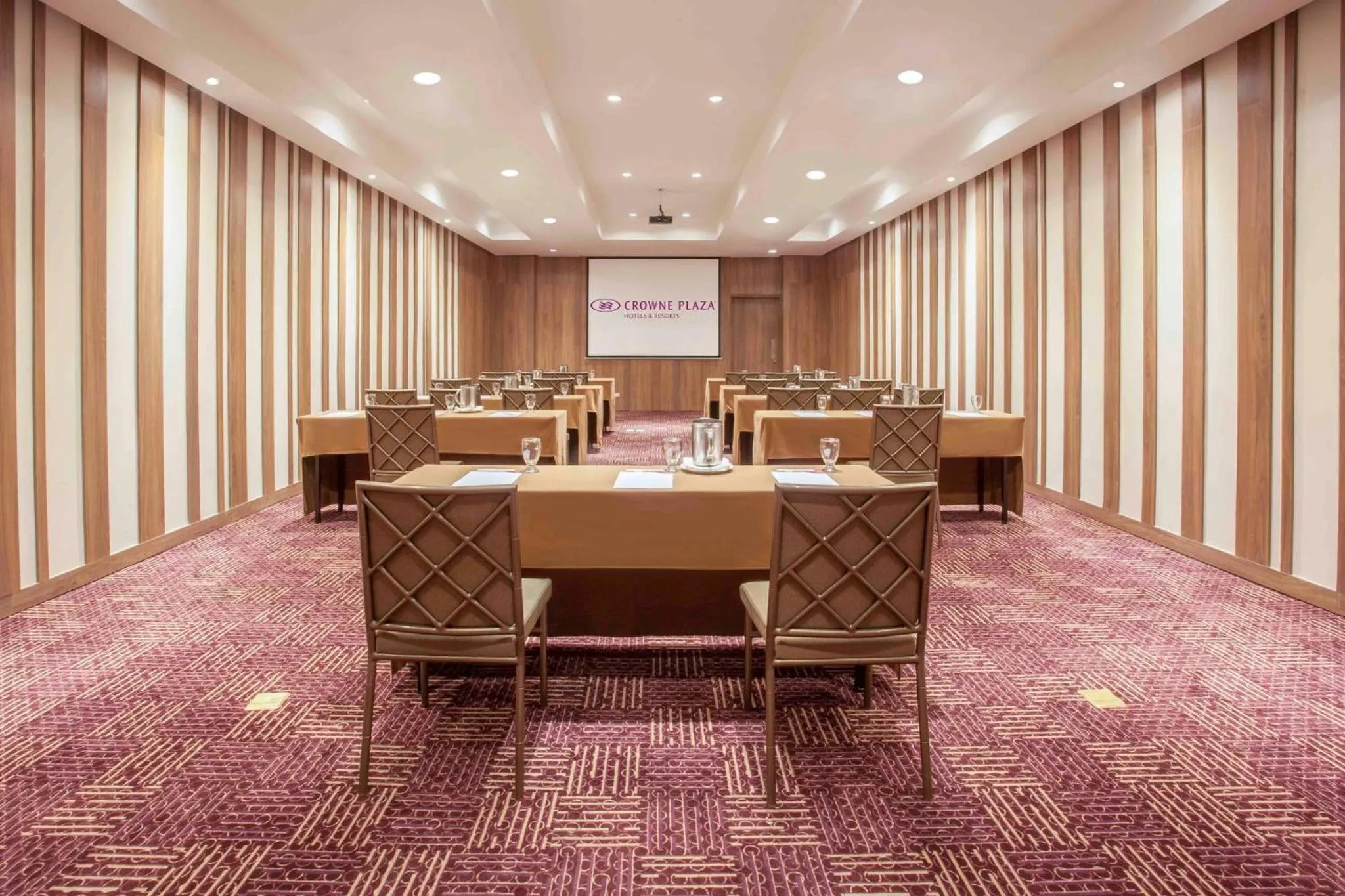 Meeting/conference room in Crowne Plaza Airport by IHG
