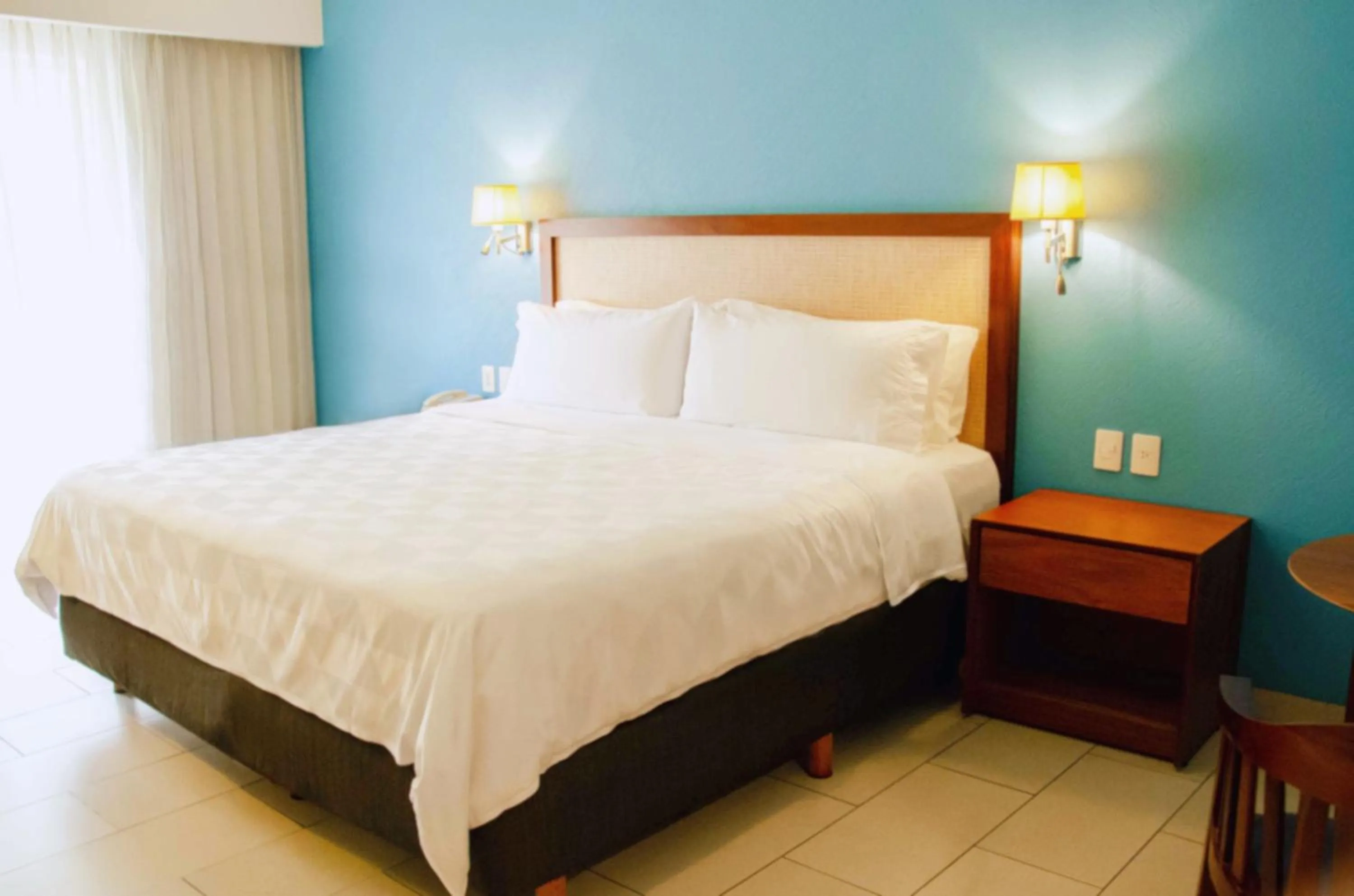Photo of the whole room, Bed in Holiday Inn Huatulco by IHG