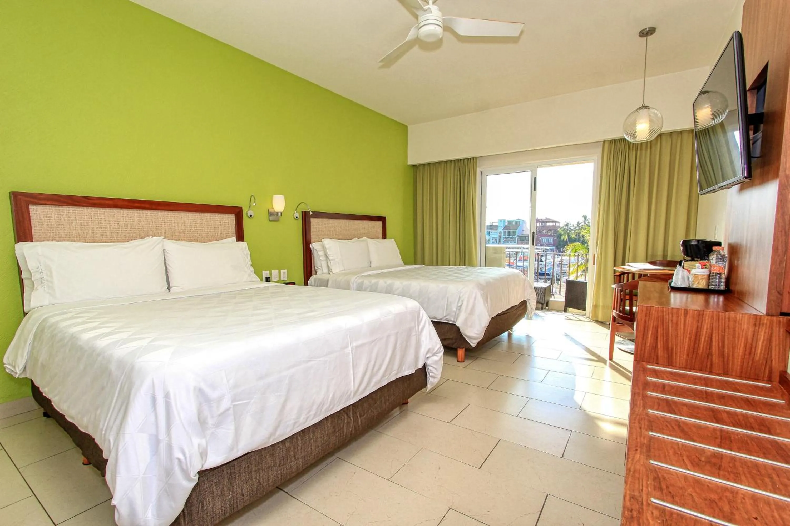 Photo of the whole room, Bed in Holiday Inn Huatulco by IHG