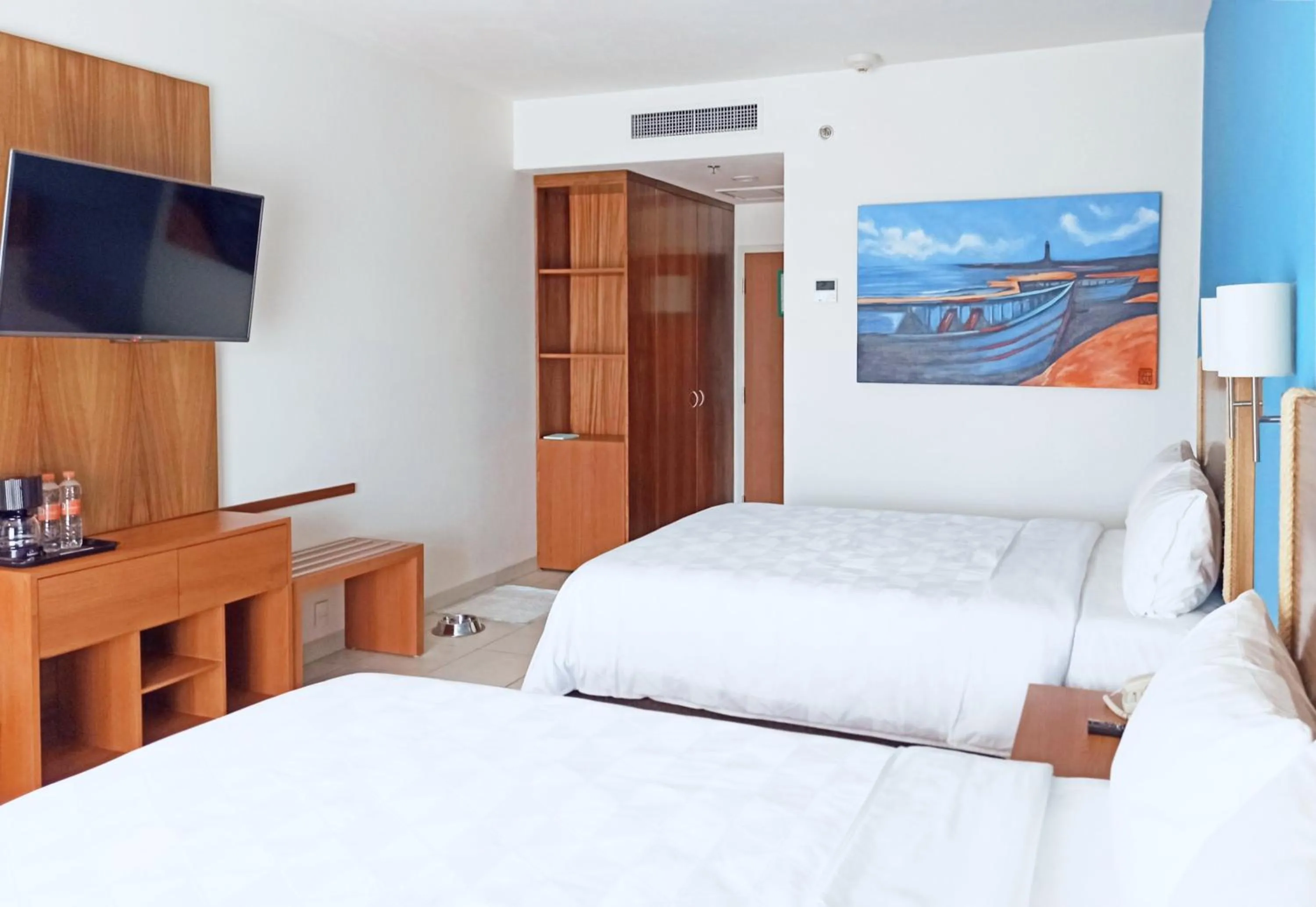 Photo of the whole room, Bed in Holiday Inn Huatulco by IHG