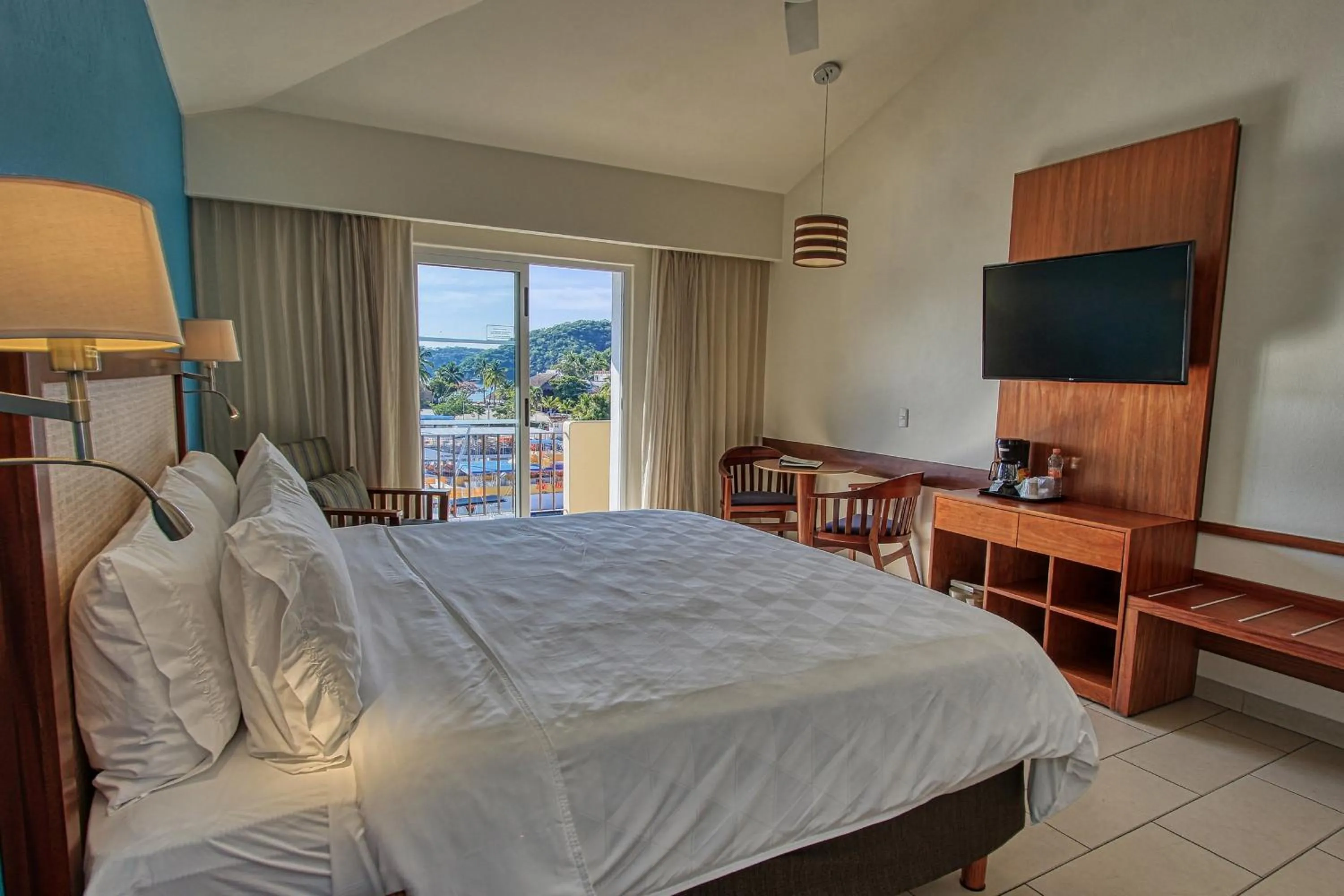 Photo of the whole room, Bed in Holiday Inn Huatulco by IHG
