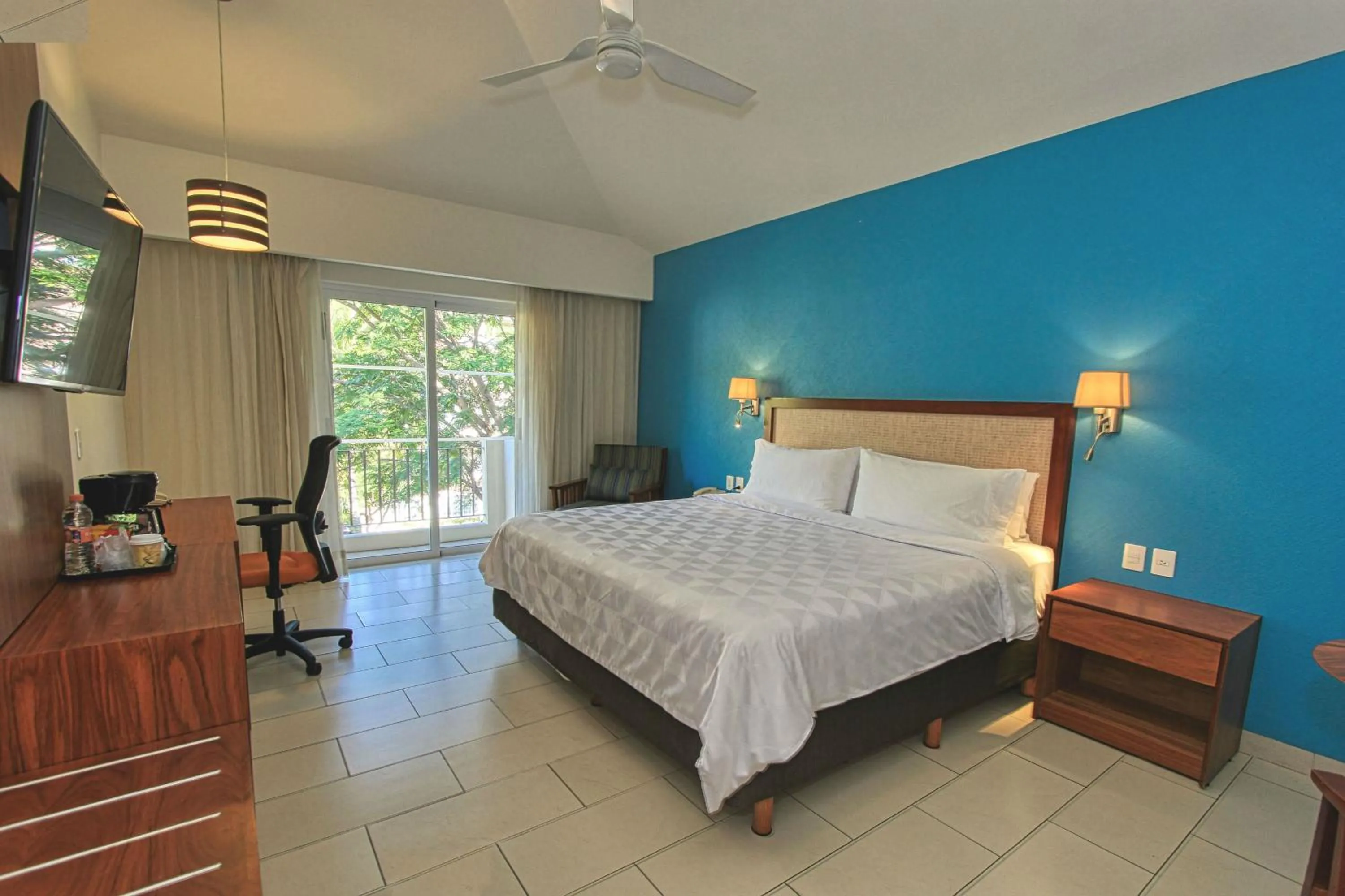 Photo of the whole room, Bed in Holiday Inn Huatulco by IHG