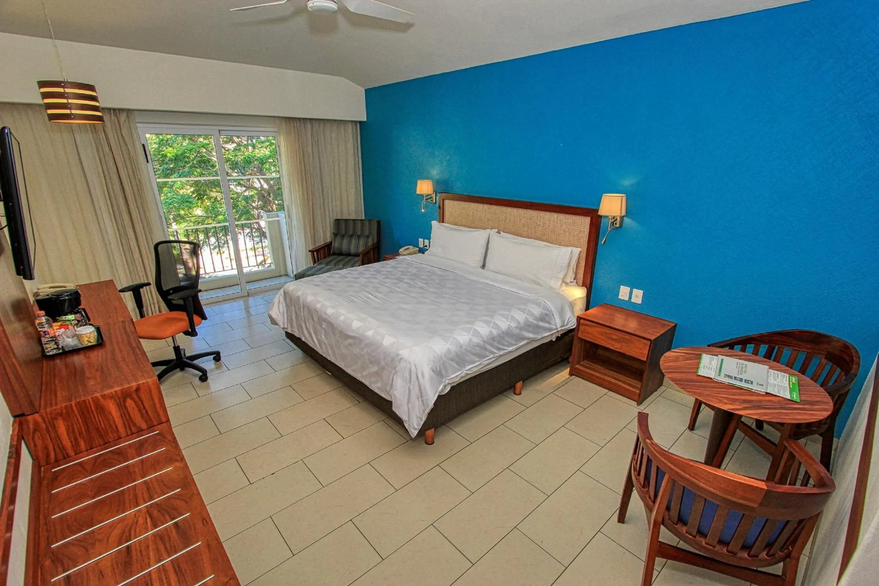 Photo of the whole room, Bed in Holiday Inn Huatulco by IHG