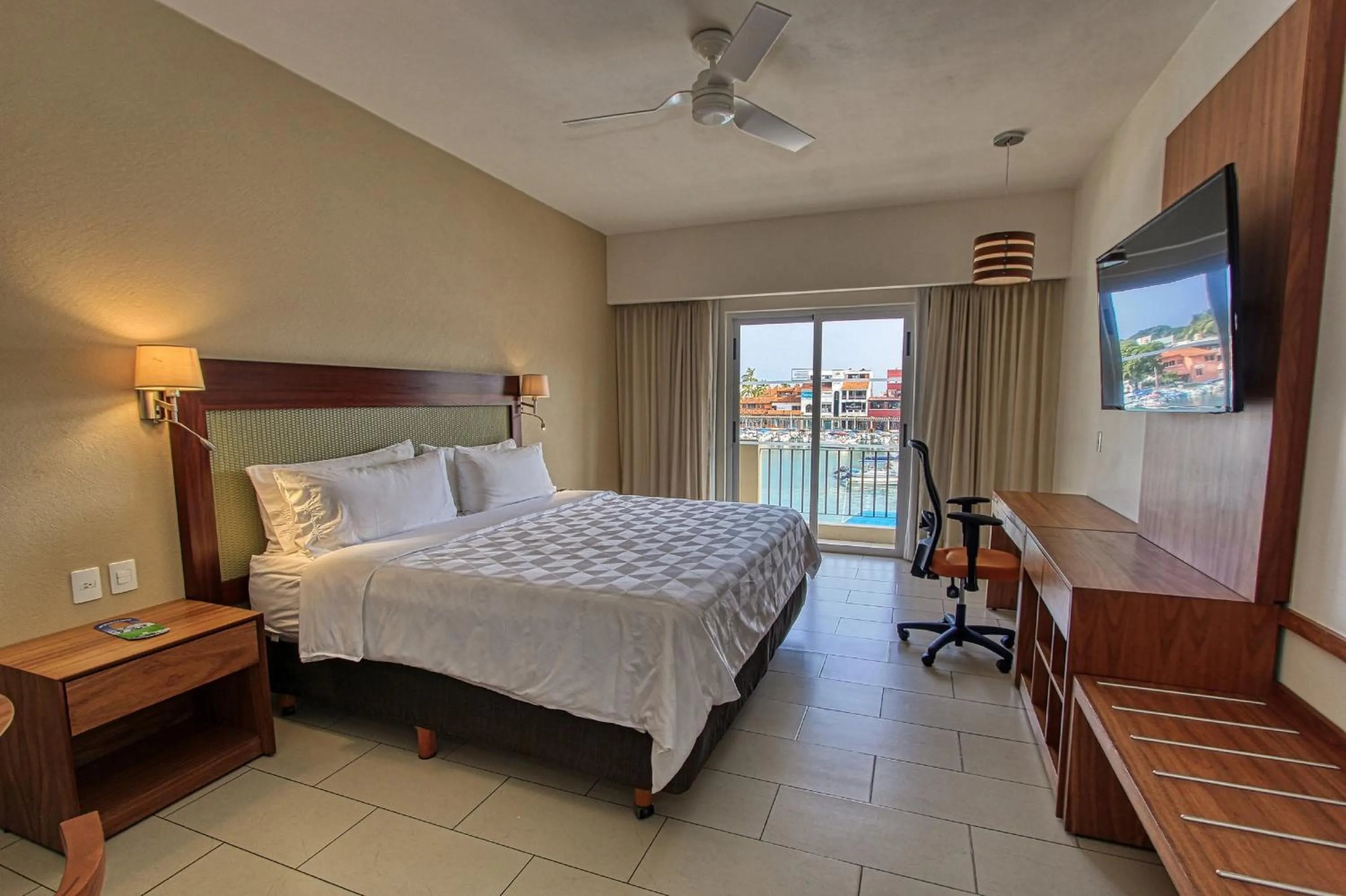 Photo of the whole room, Bed in Holiday Inn Huatulco by IHG