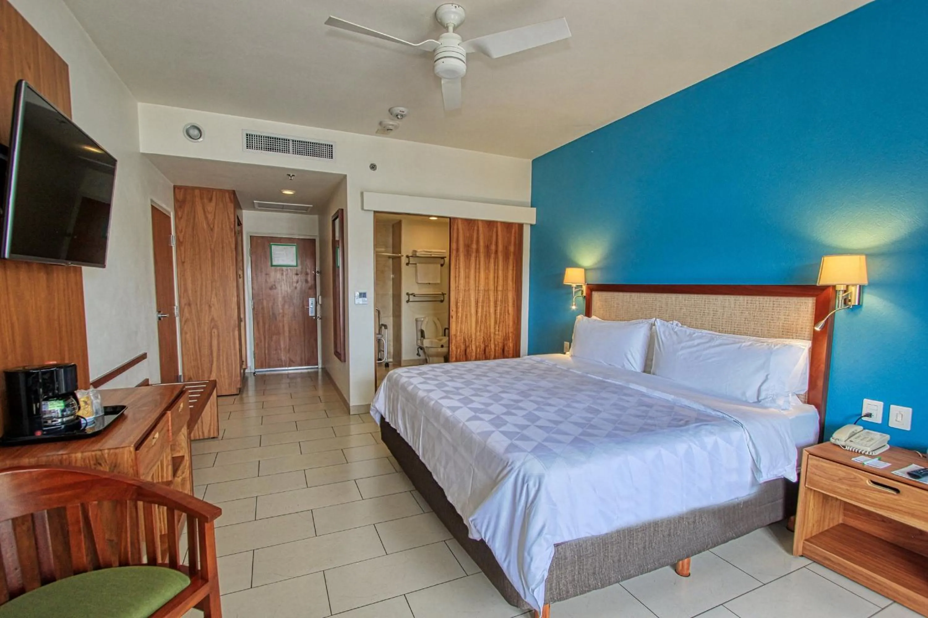 Photo of the whole room, Bed in Holiday Inn Huatulco by IHG