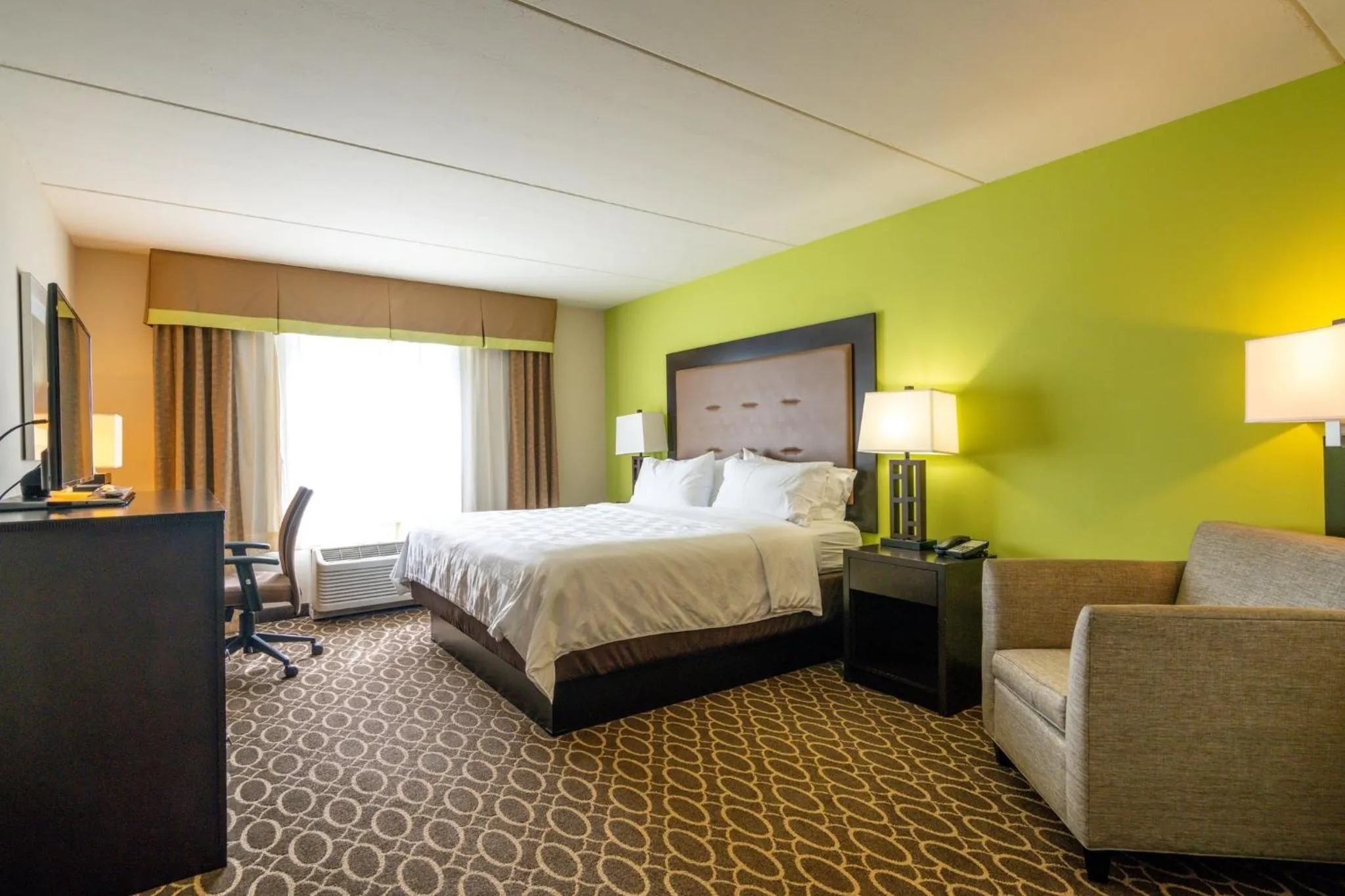 Photo of the whole room, Bed in Holiday Inn Murfreesboro by IHG