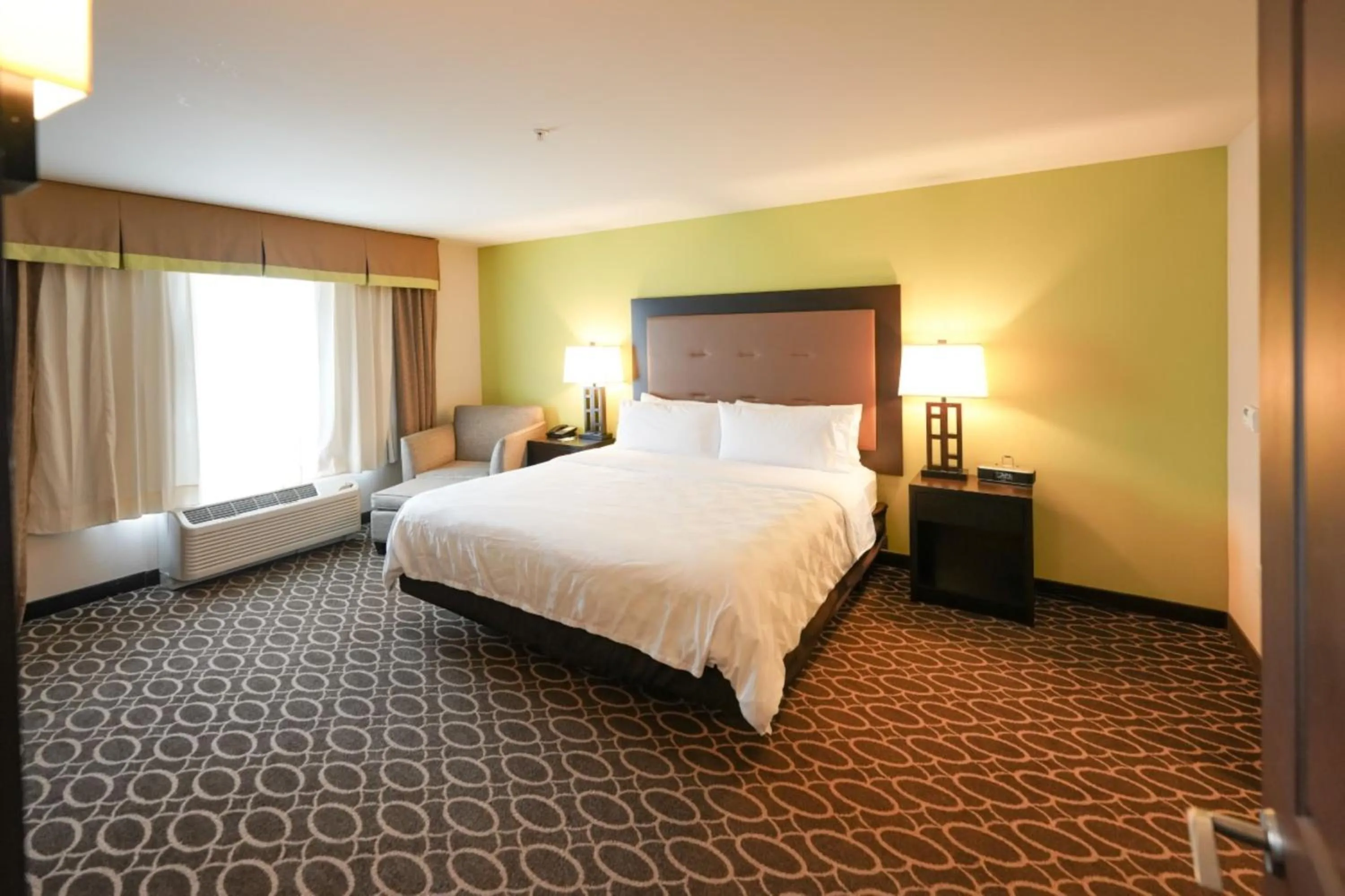 Photo of the whole room, Bed in Holiday Inn Murfreesboro by IHG