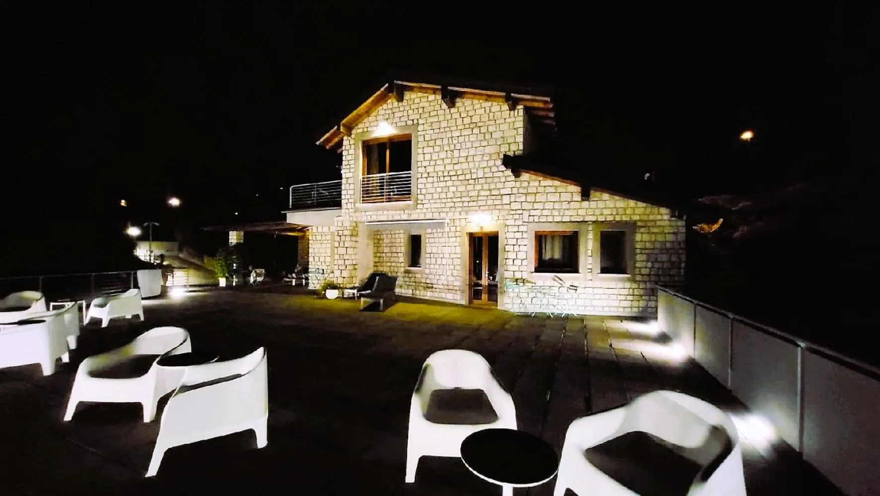 Vela di Soleville camere con e senza vista lago con ristorante & pizzeria