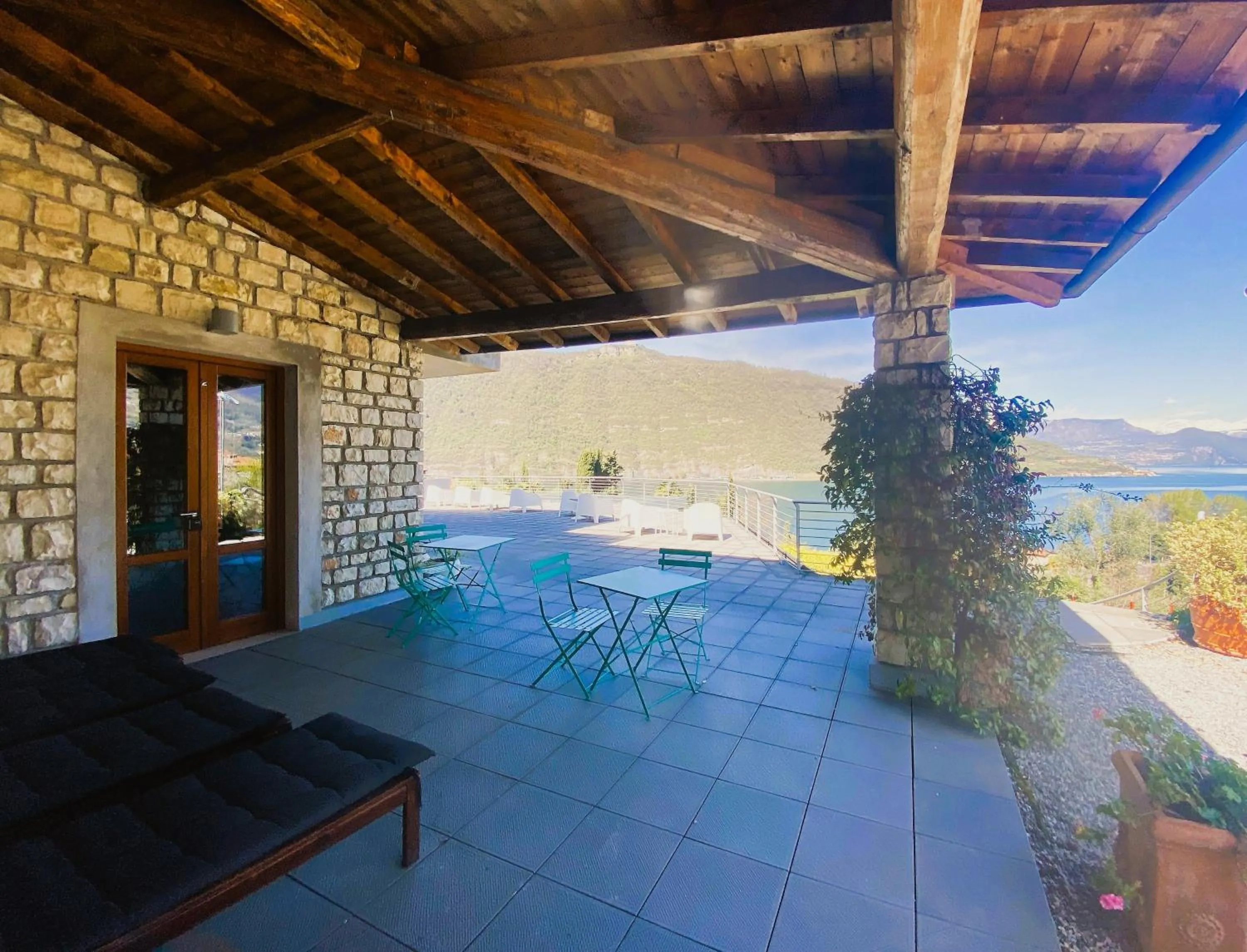 Vela di Soleville camere con e senza vista lago con ristorante & pizzeria