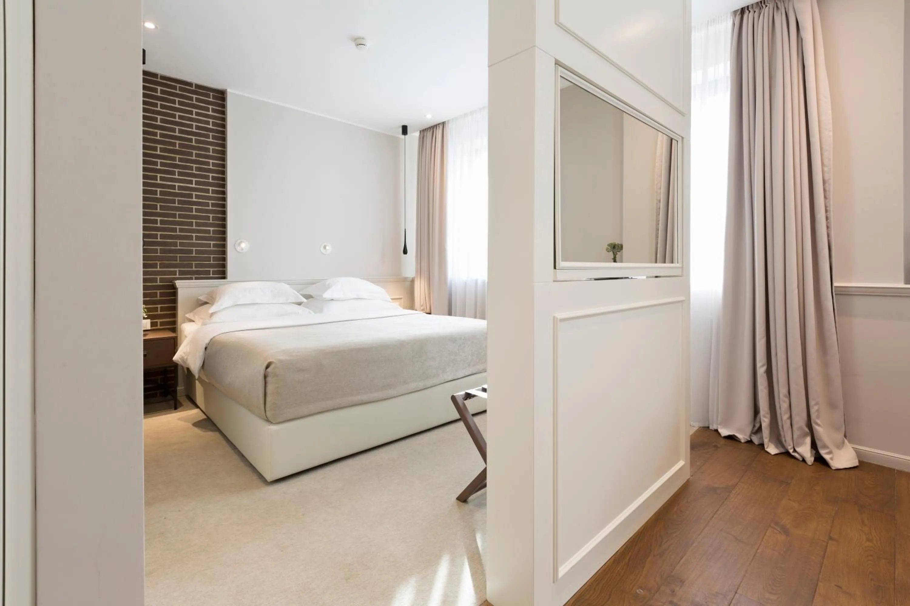 Photo of the whole room, Bed in Envoy Hotel