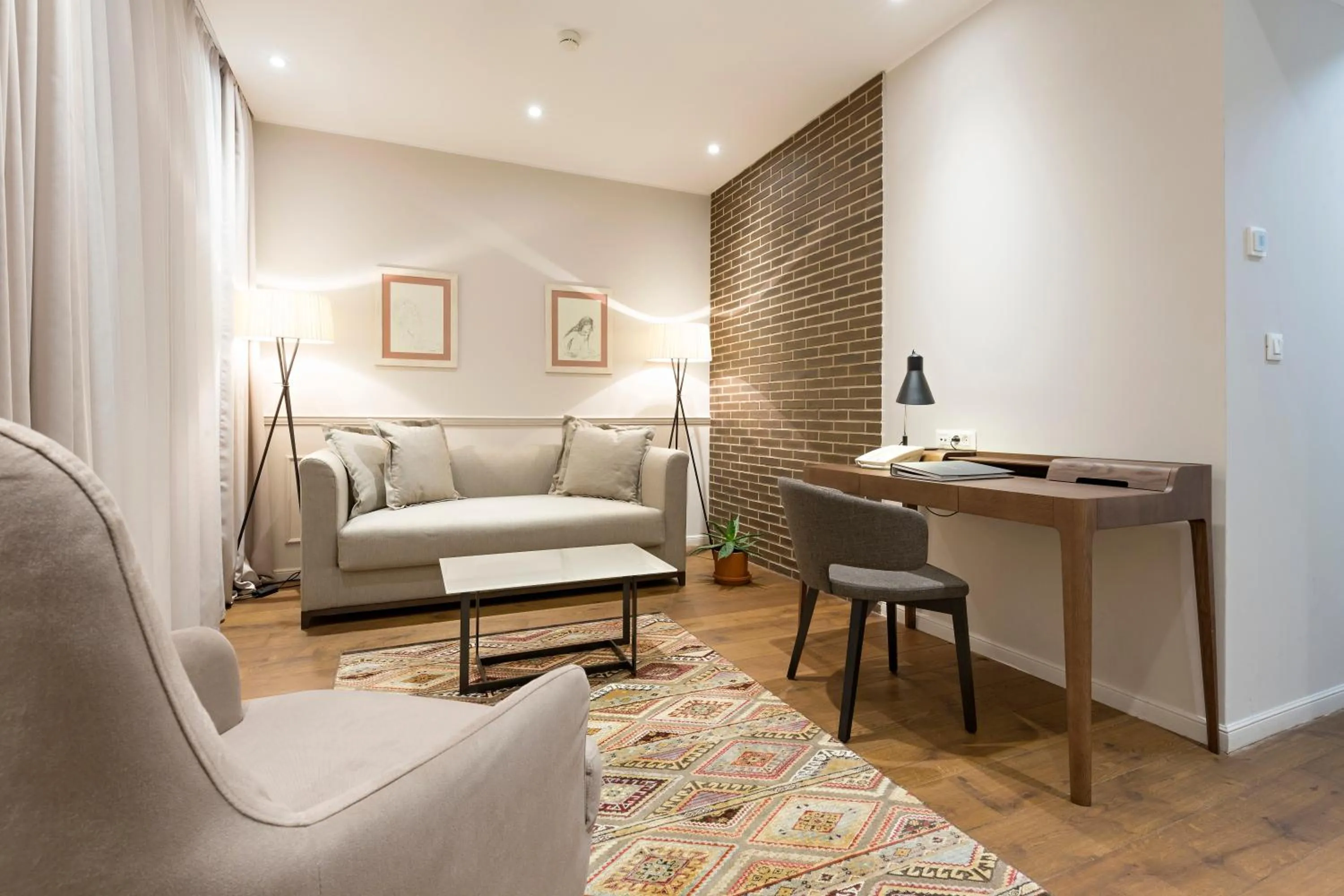 Living room in Envoy Hotel