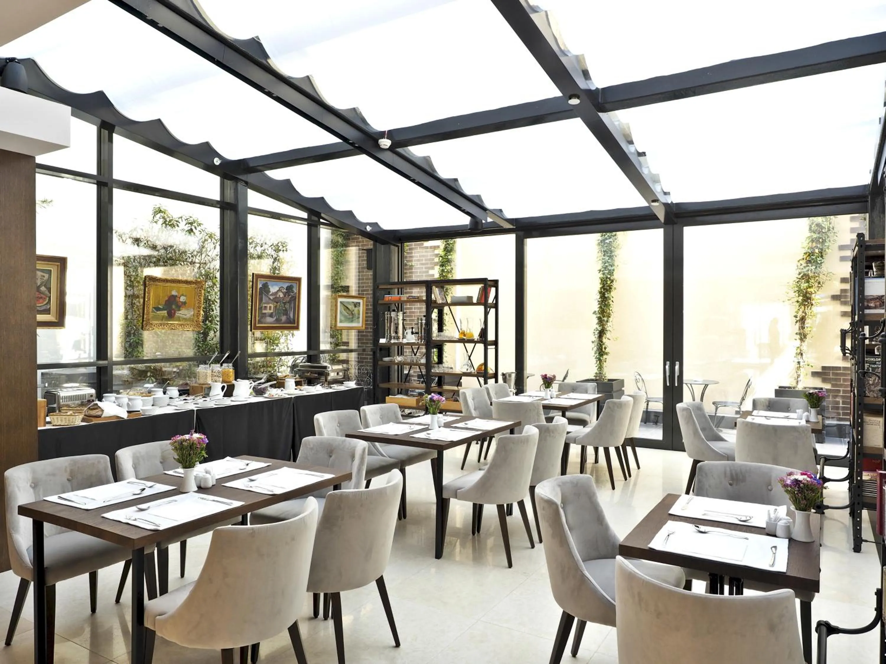 Restaurant/places to eat in Envoy Hotel