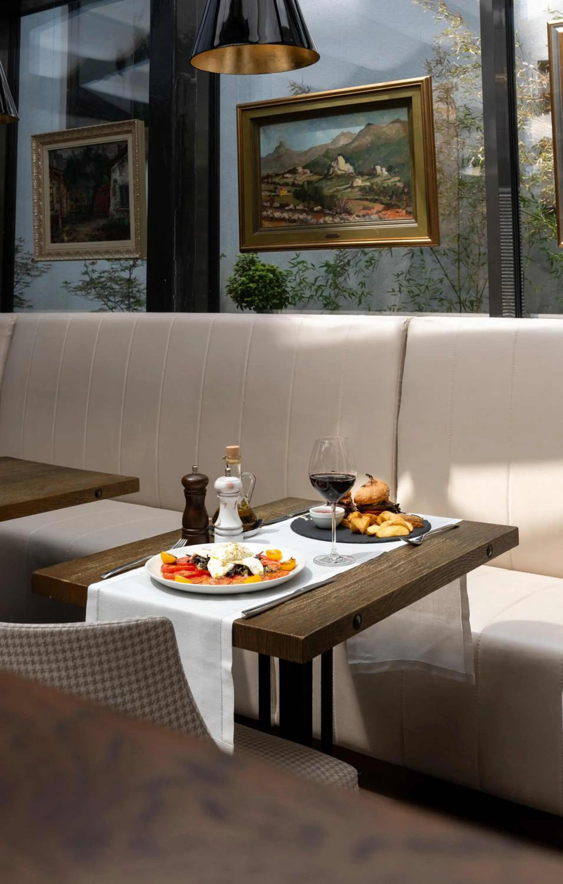 Restaurant/places to eat in Envoy Hotel