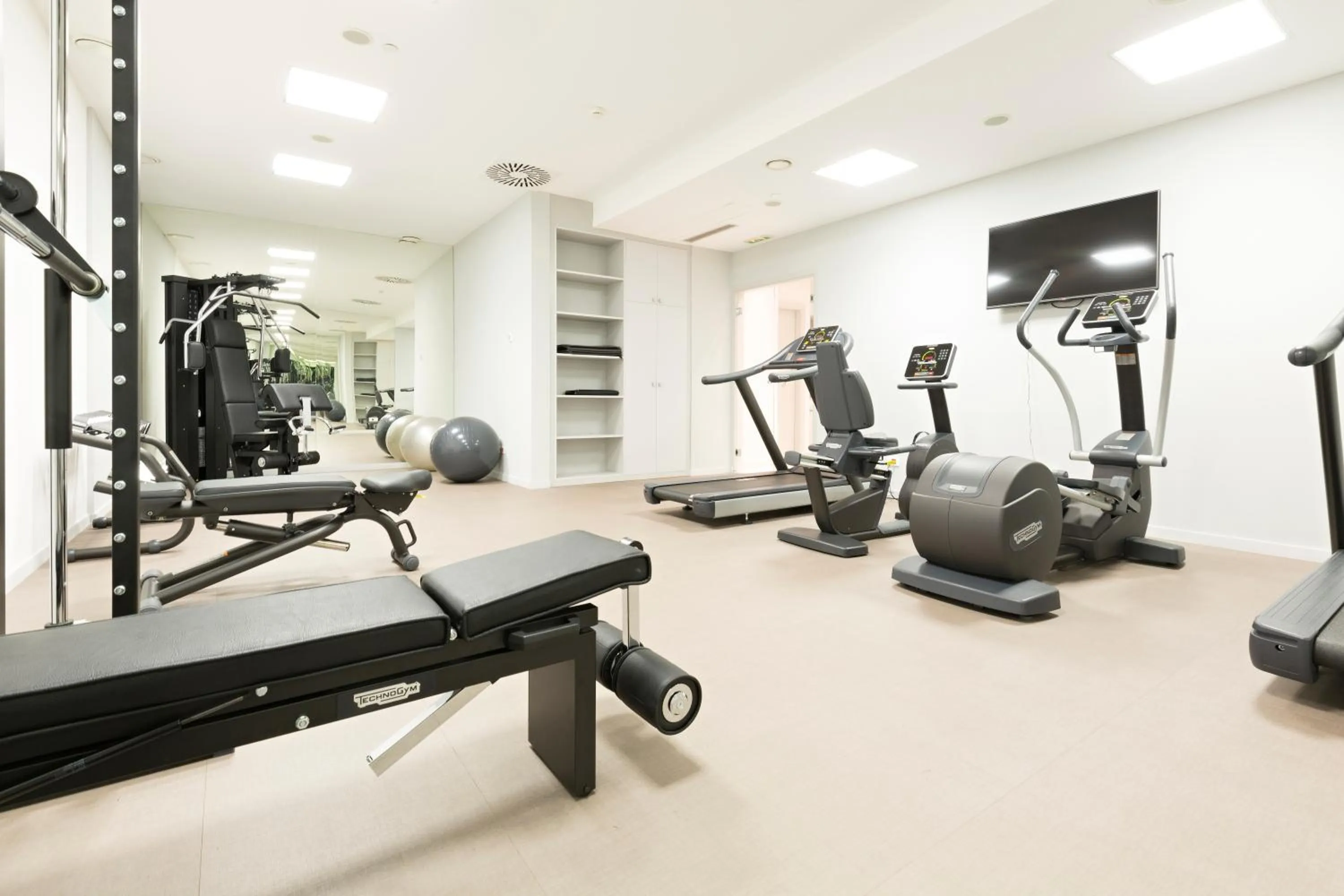 Fitness centre/facilities in Envoy Hotel