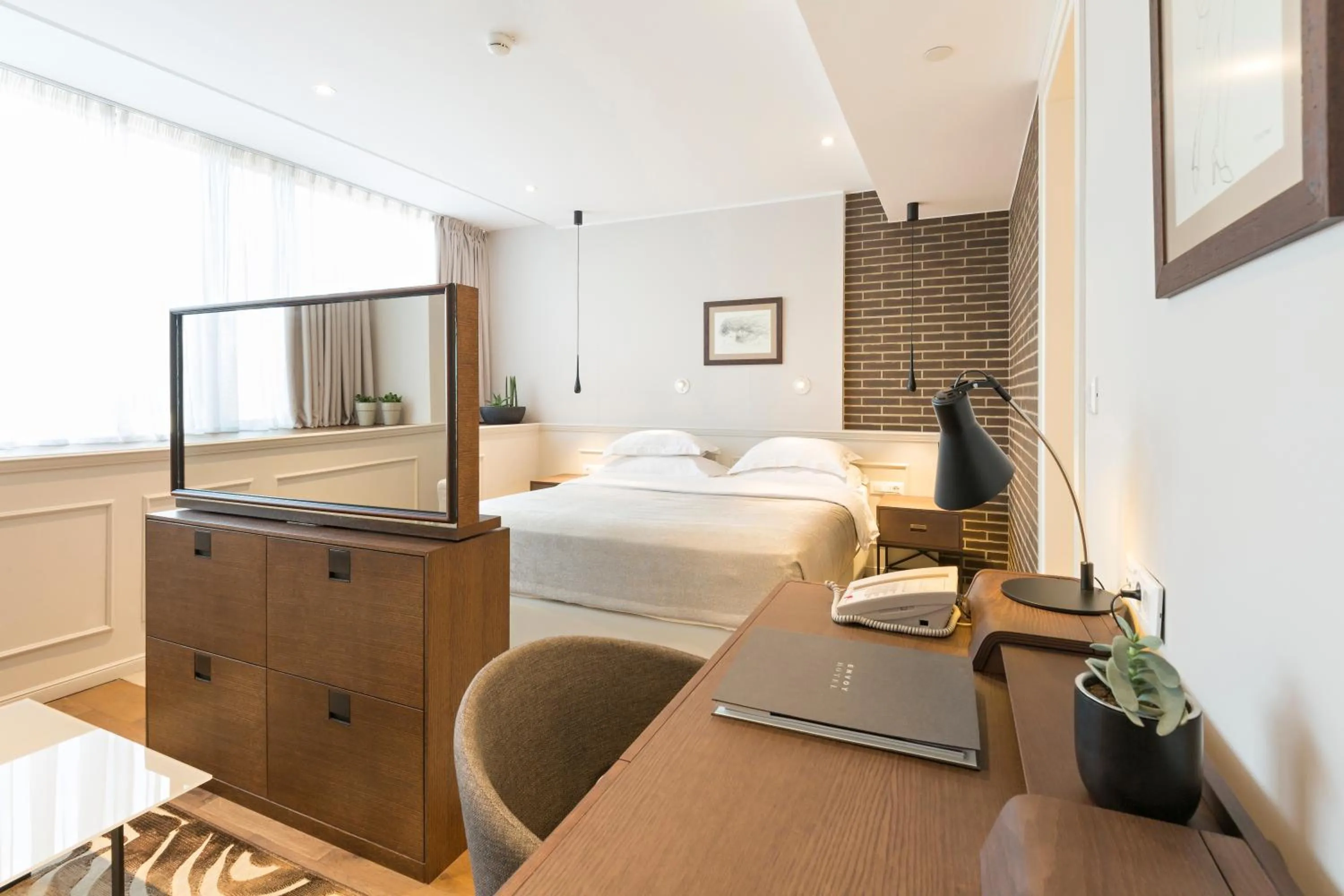 Photo of the whole room, Bed in Envoy Hotel