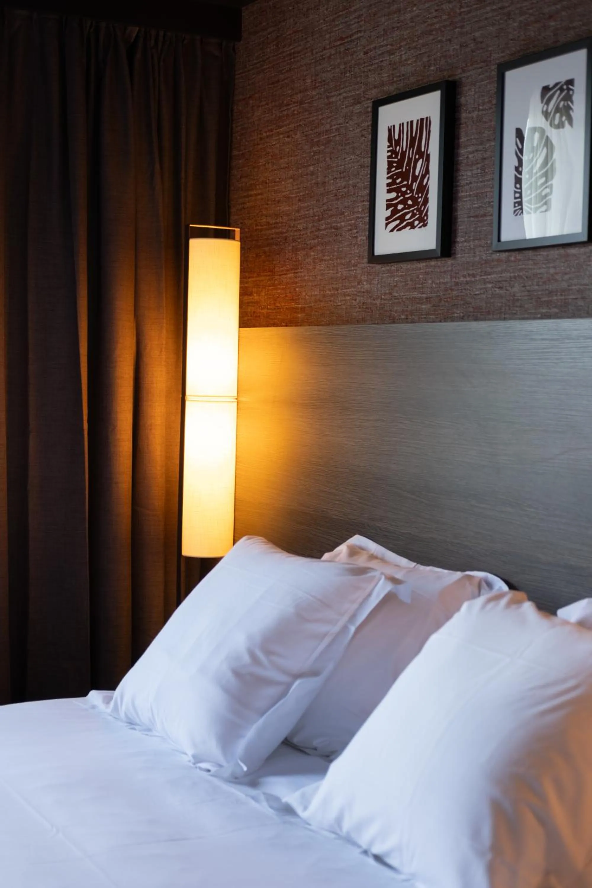 Bedroom, Bed in Hotel Oceania Lyon