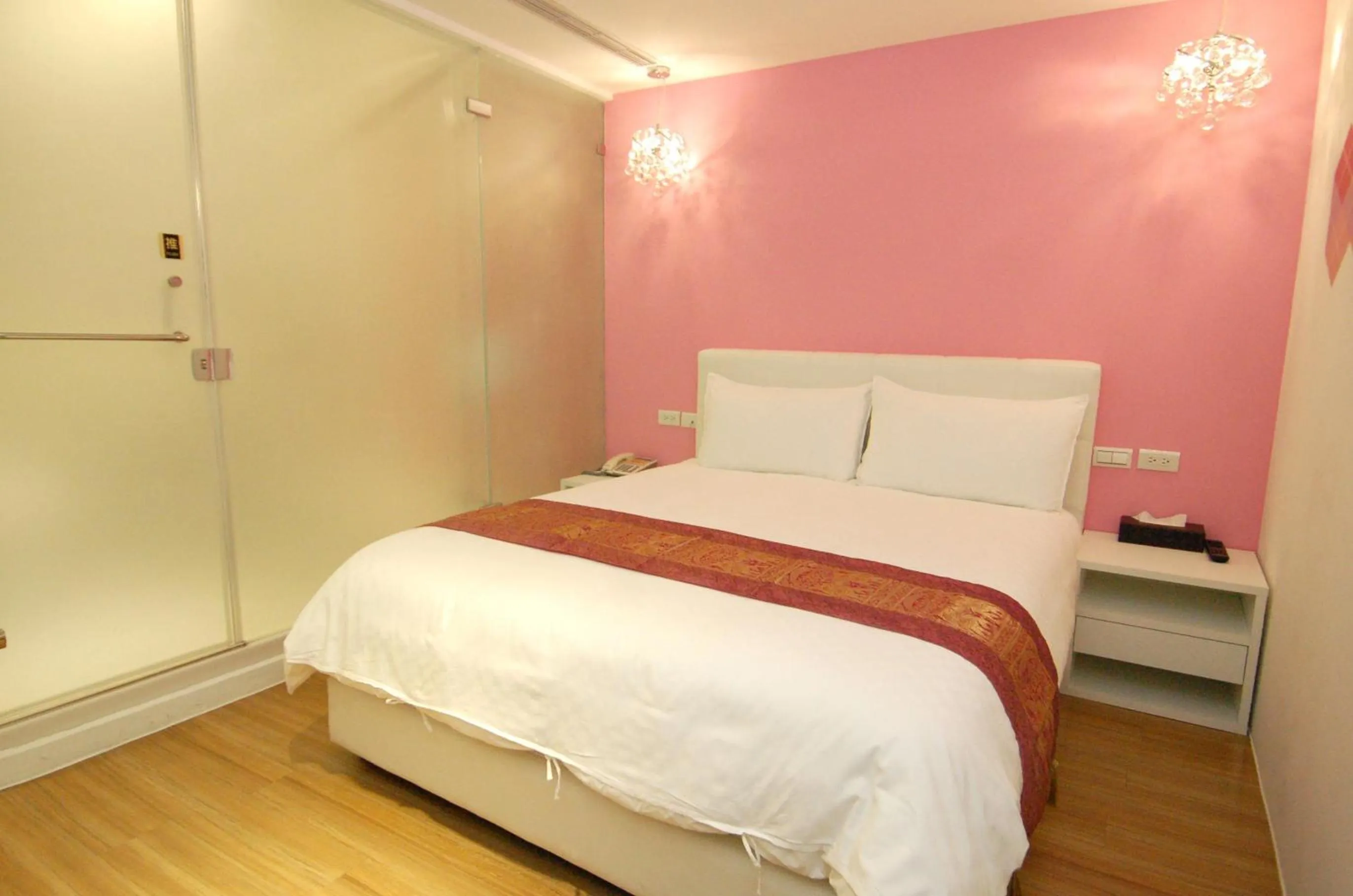 Bedroom, Bed in Season 5 Inn