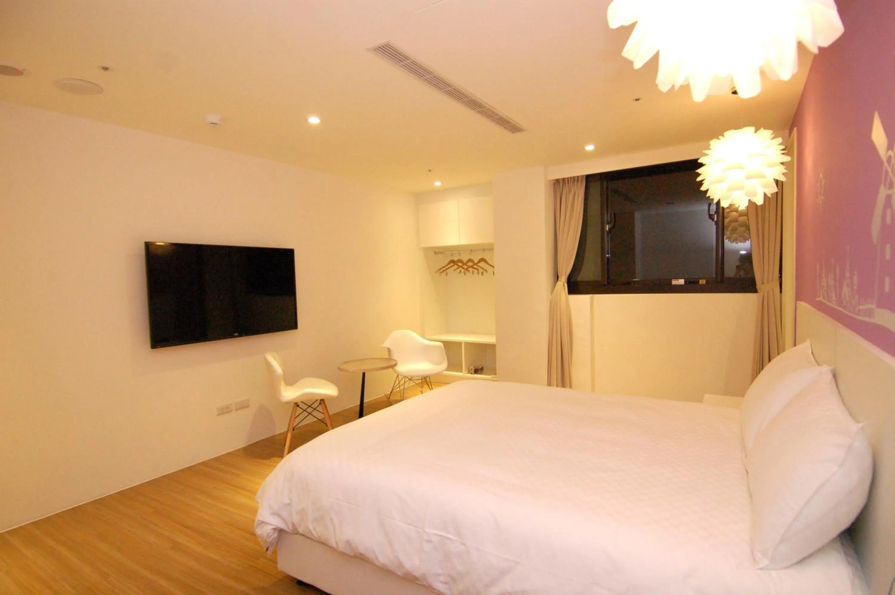 Bedroom, Bed in Season 5 Inn