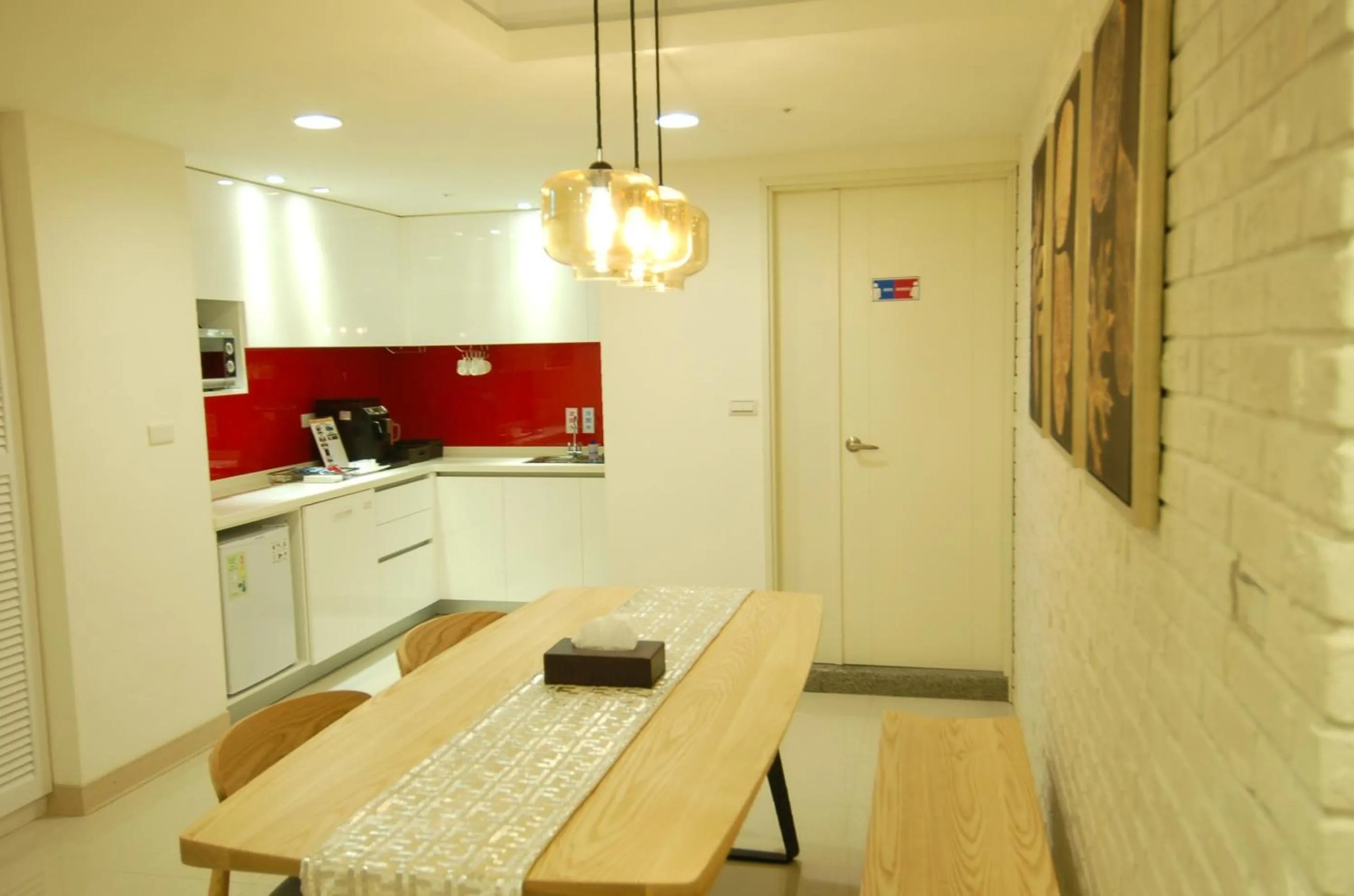 Restaurant/places to eat in Season 5 Inn