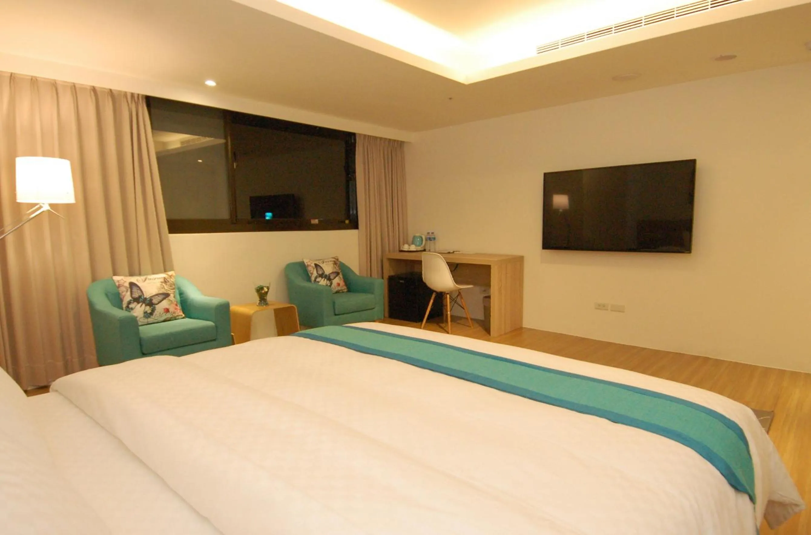 Photo of the whole room, Bed in Season 5 Inn