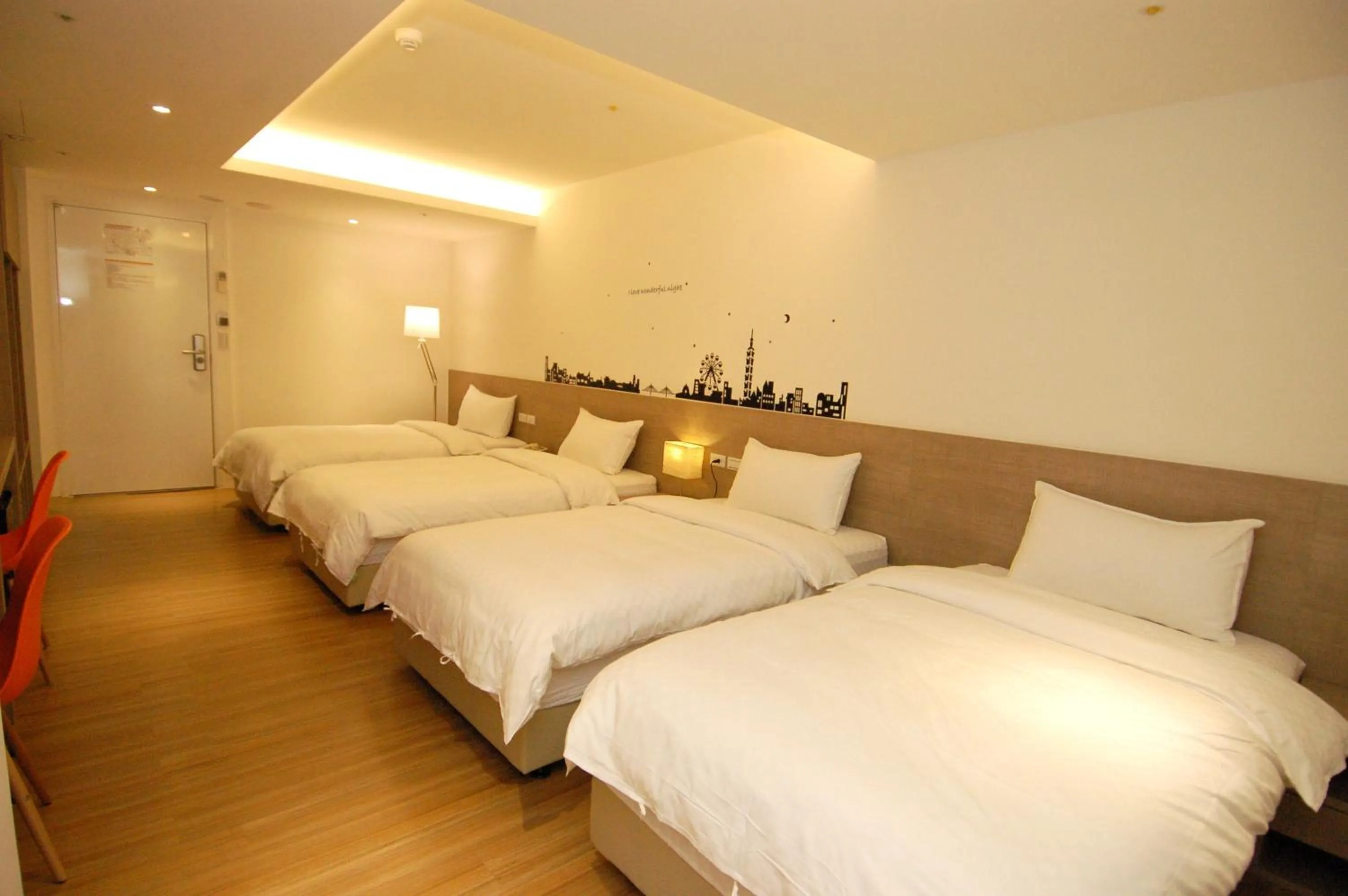 Bedroom, Bed in Season 5 Inn