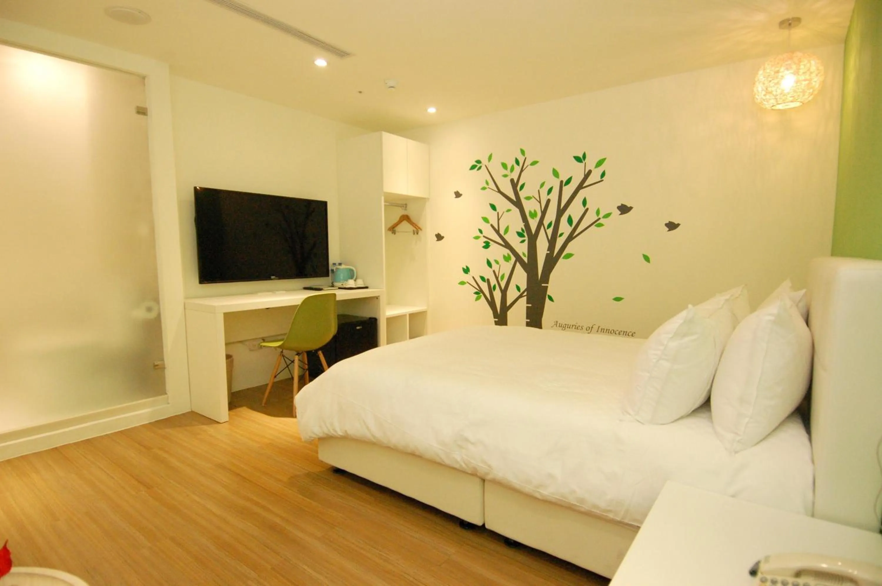 Bedroom, Bed in Season 5 Inn