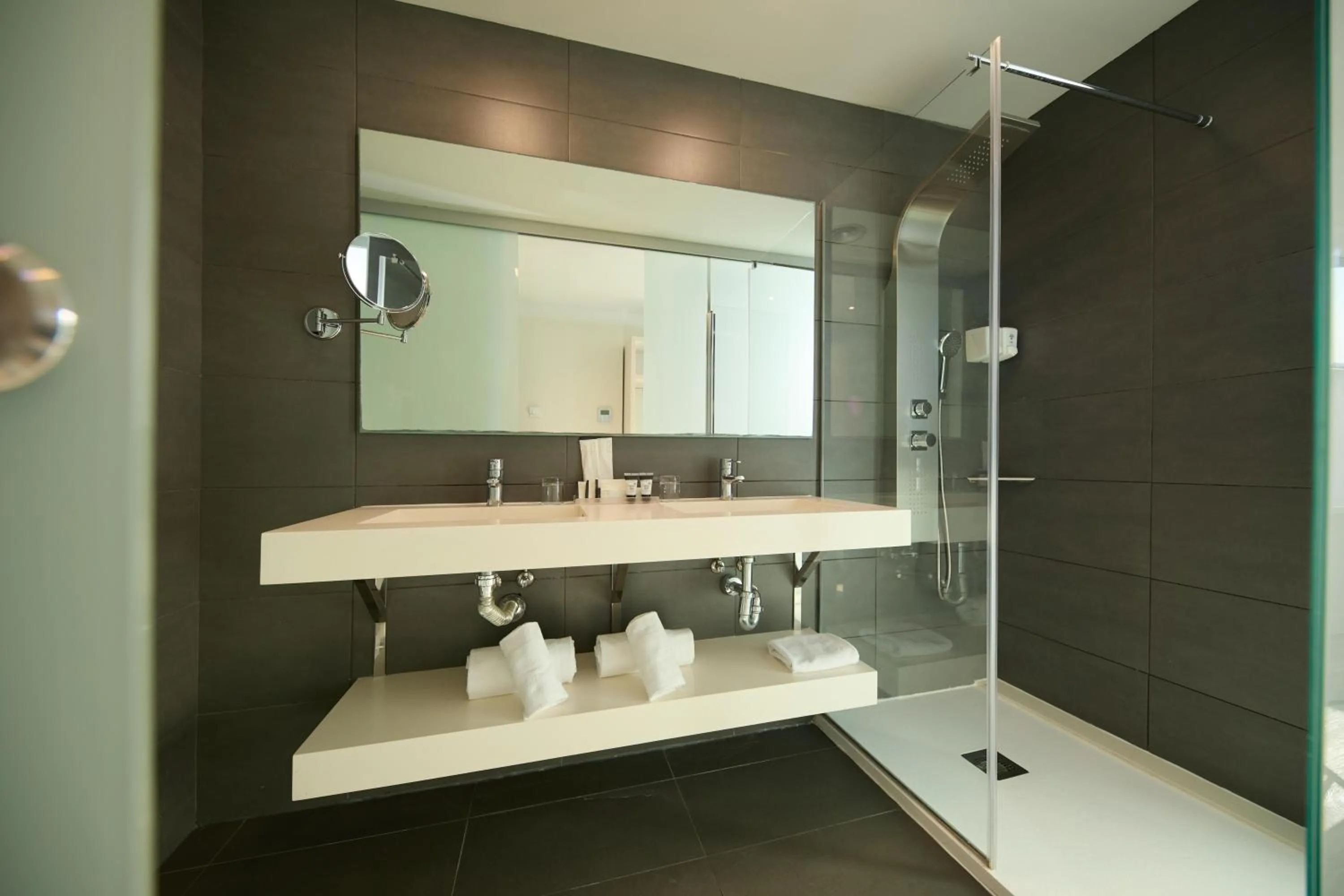 Bathroom in 1881 Barcelona Rosellón Hotel