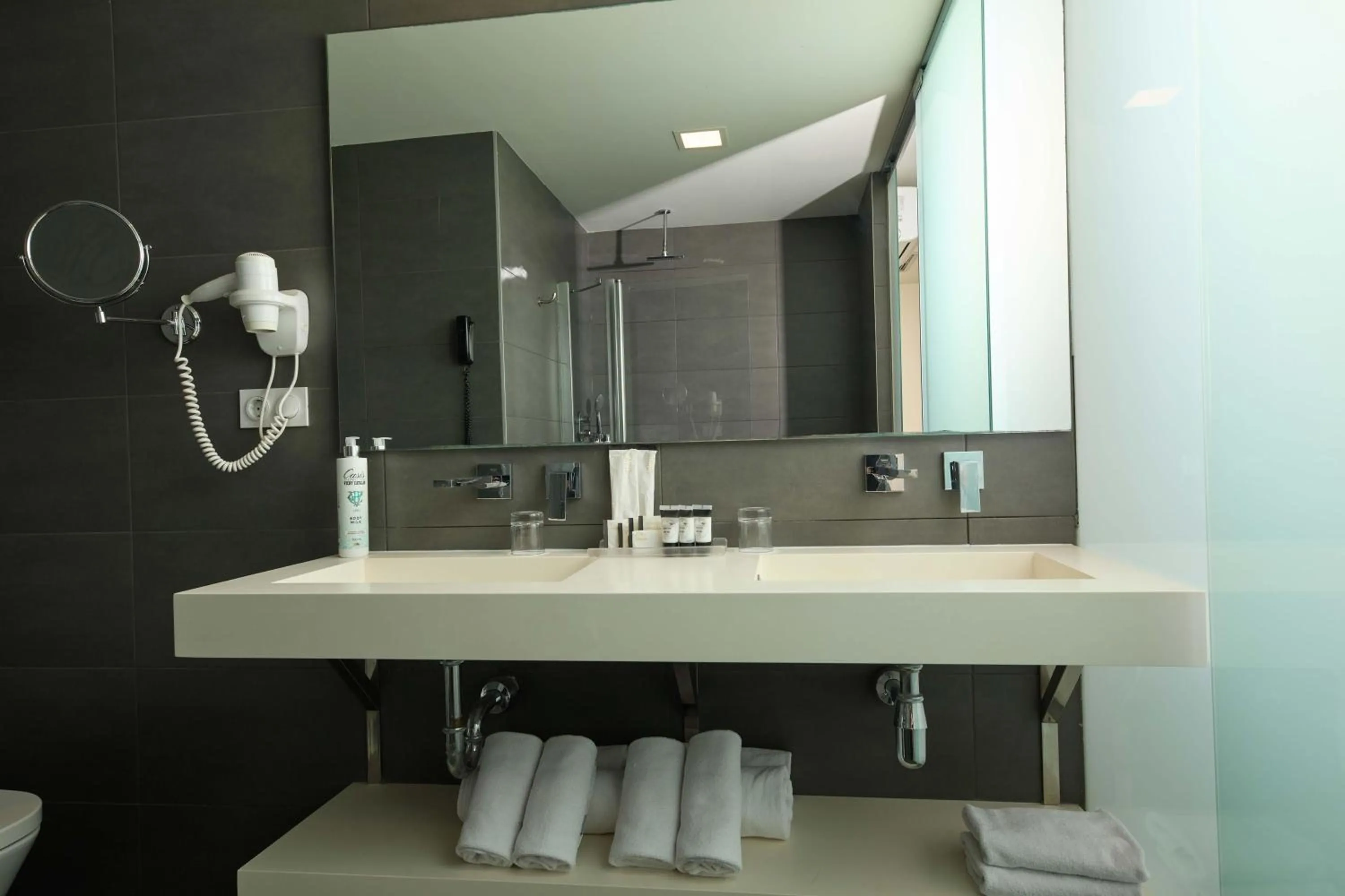 Bathroom in 1881 Barcelona Rosellón Hotel