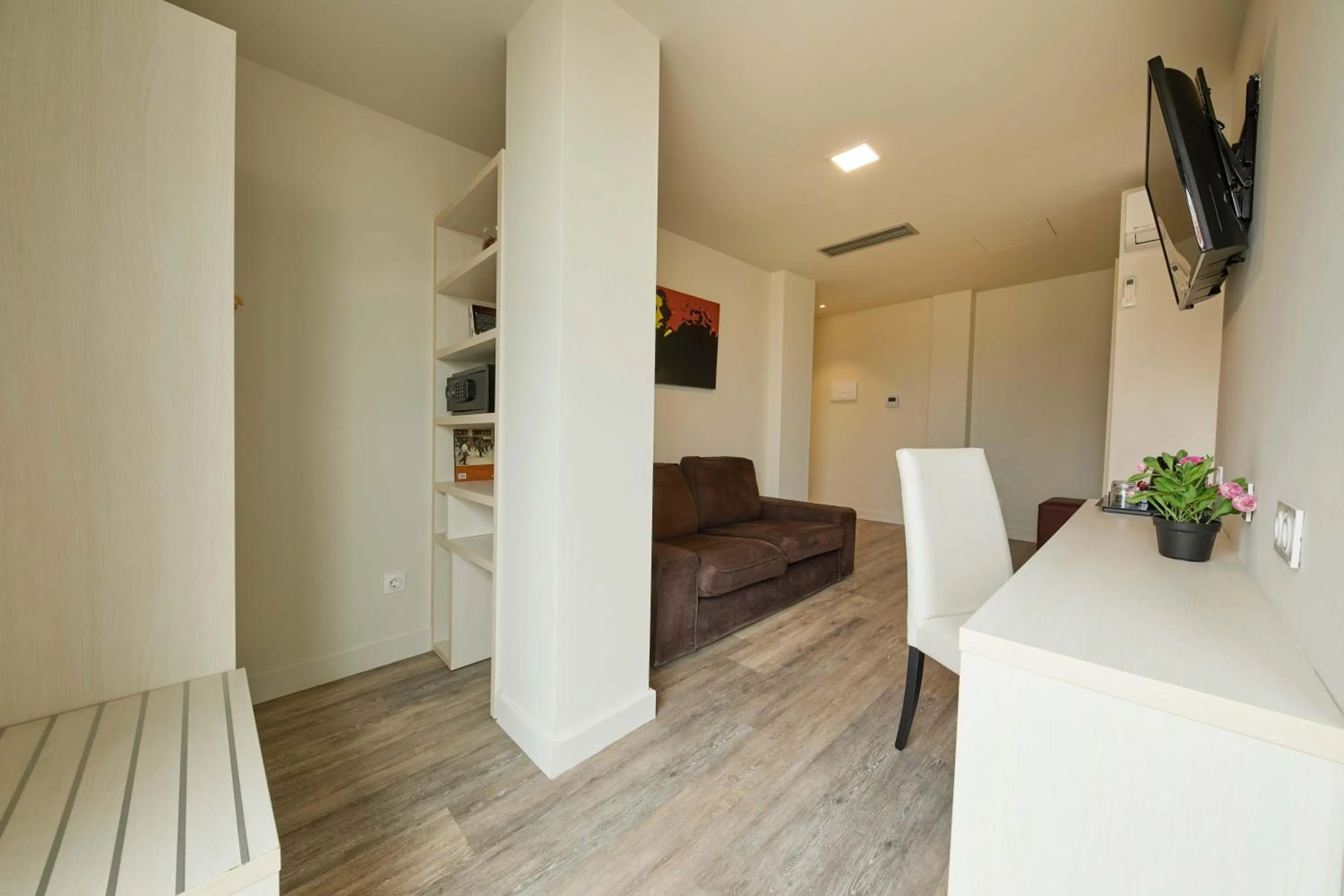 Photo of the whole room in 1881 Barcelona Rosellón Hotel