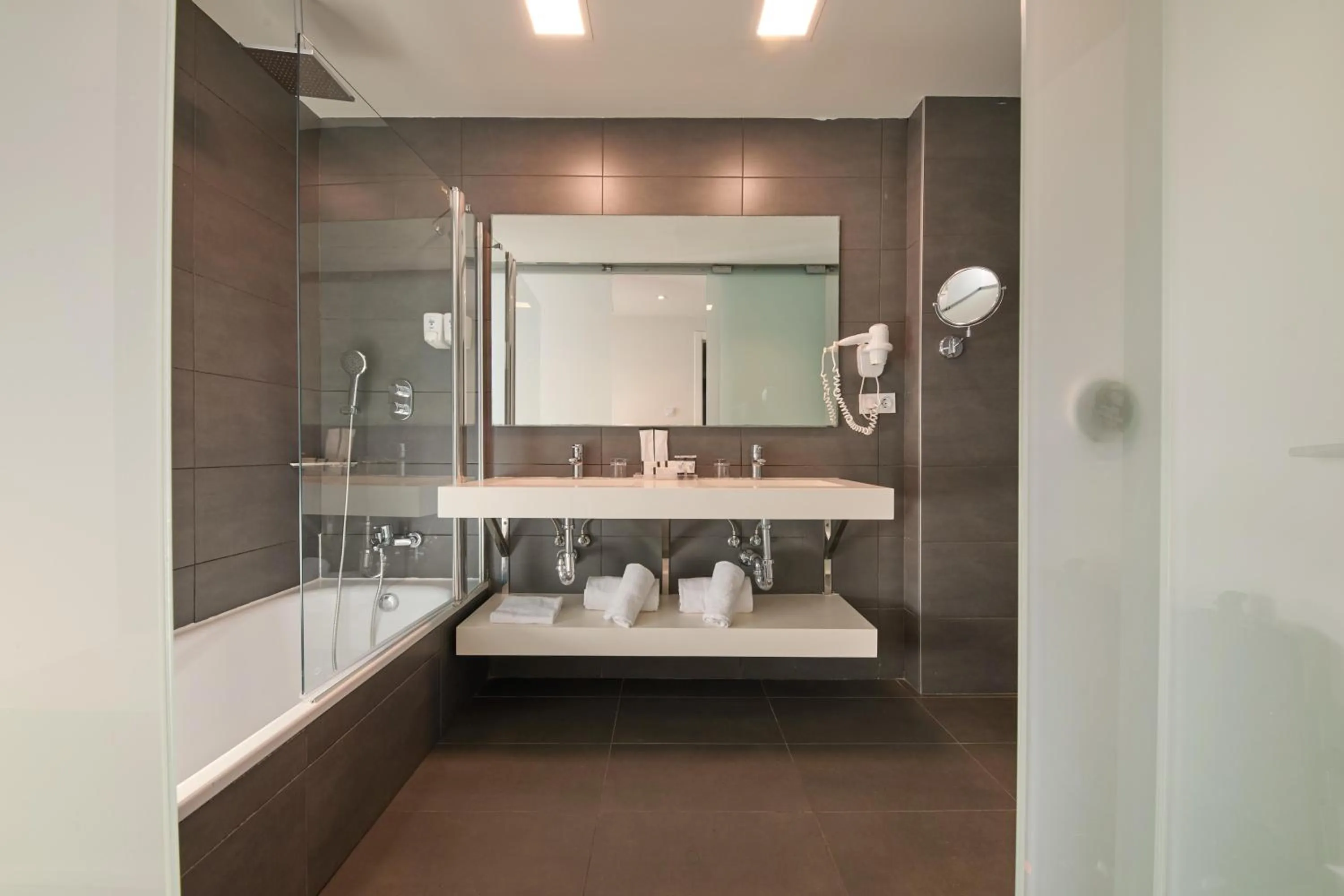 Bathroom in 1881 Barcelona Rosellón Hotel