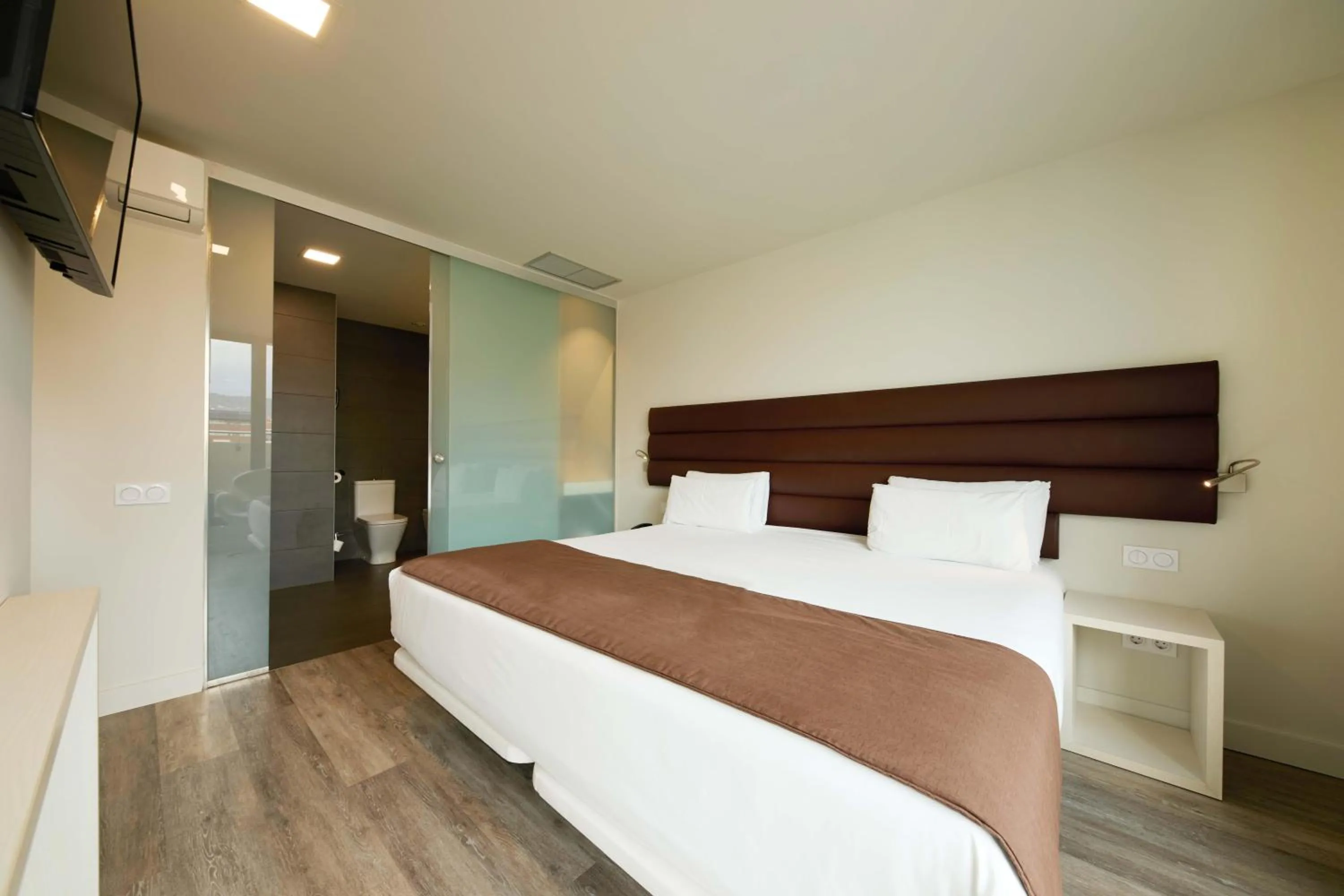 Photo of the whole room, Bed in 1881 Barcelona Rosellón Hotel