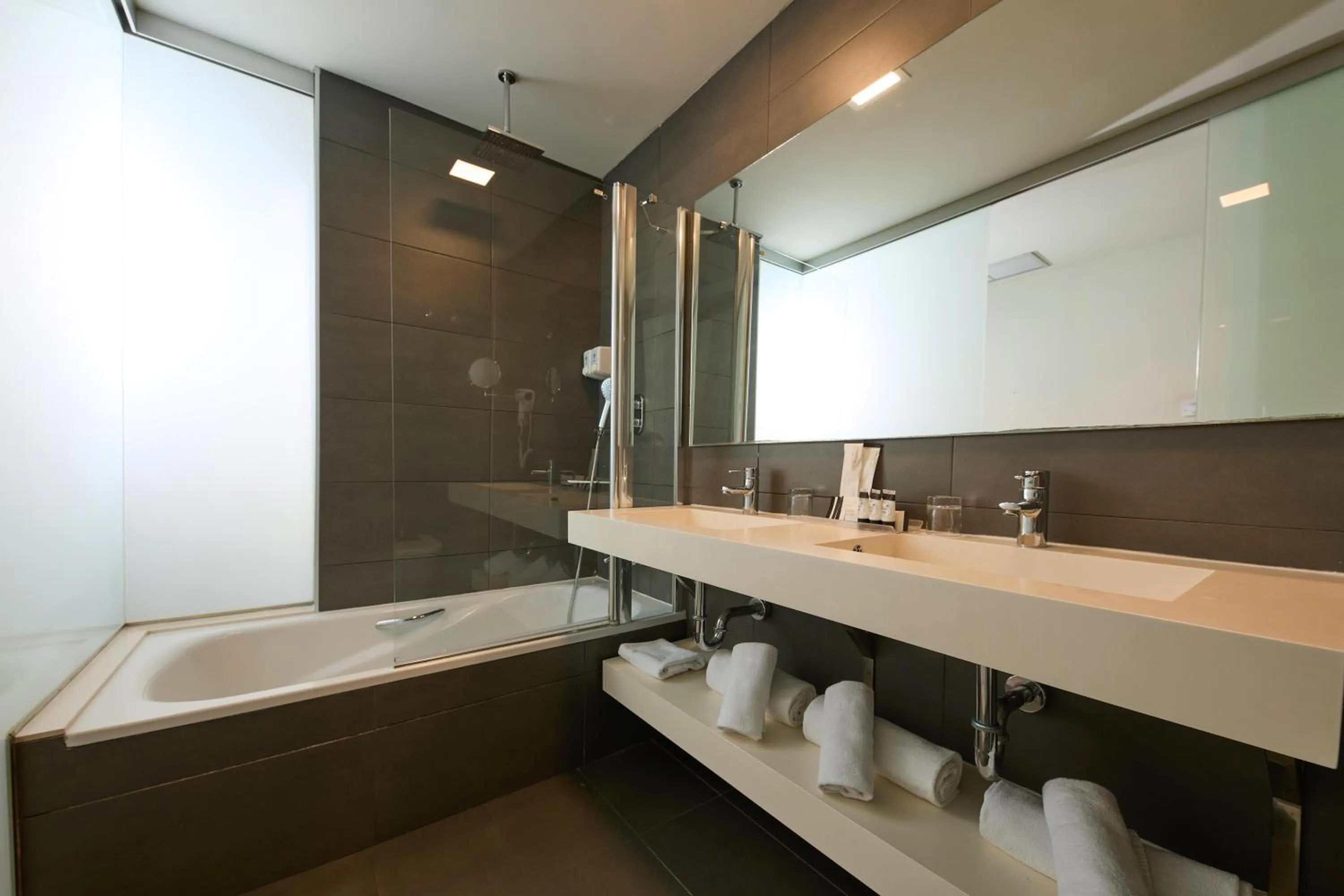 Bathroom in 1881 Barcelona Rosellón Hotel