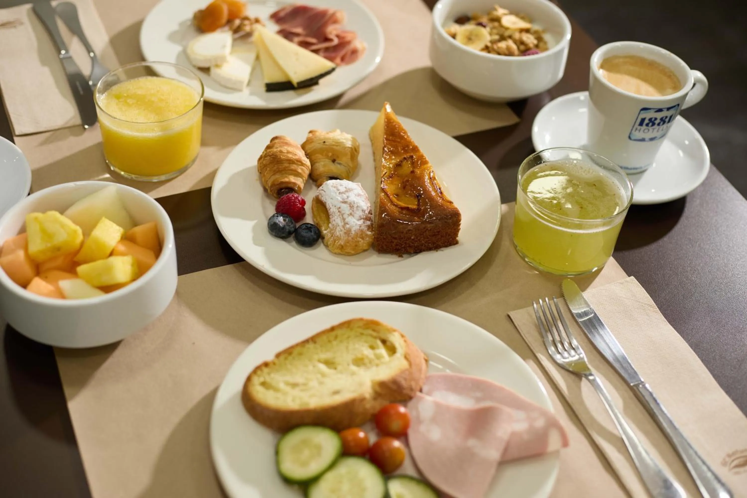 Restaurant/places to eat in 1881 Barcelona Rosellón Hotel