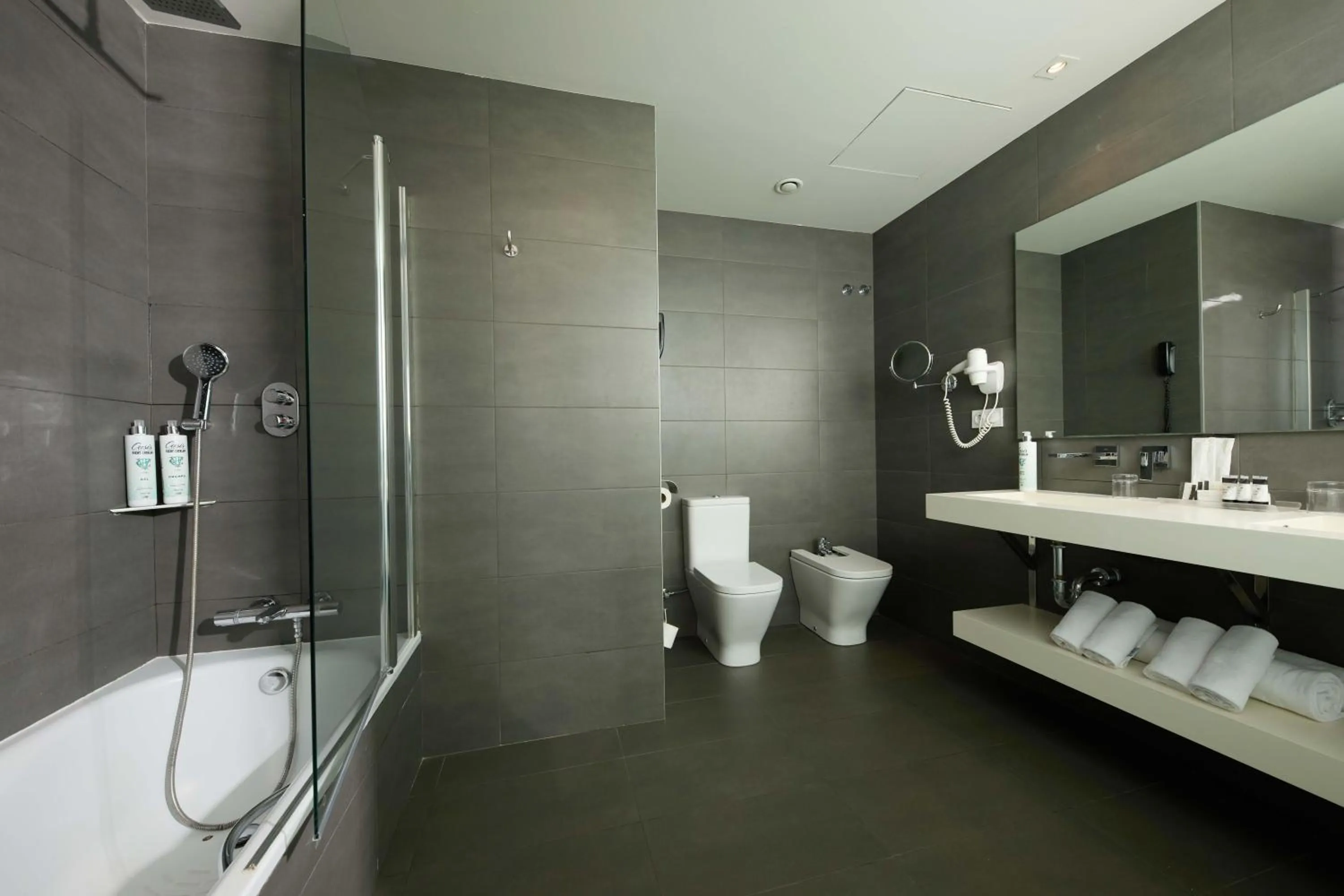 Bathroom in 1881 Barcelona Rosellón Hotel