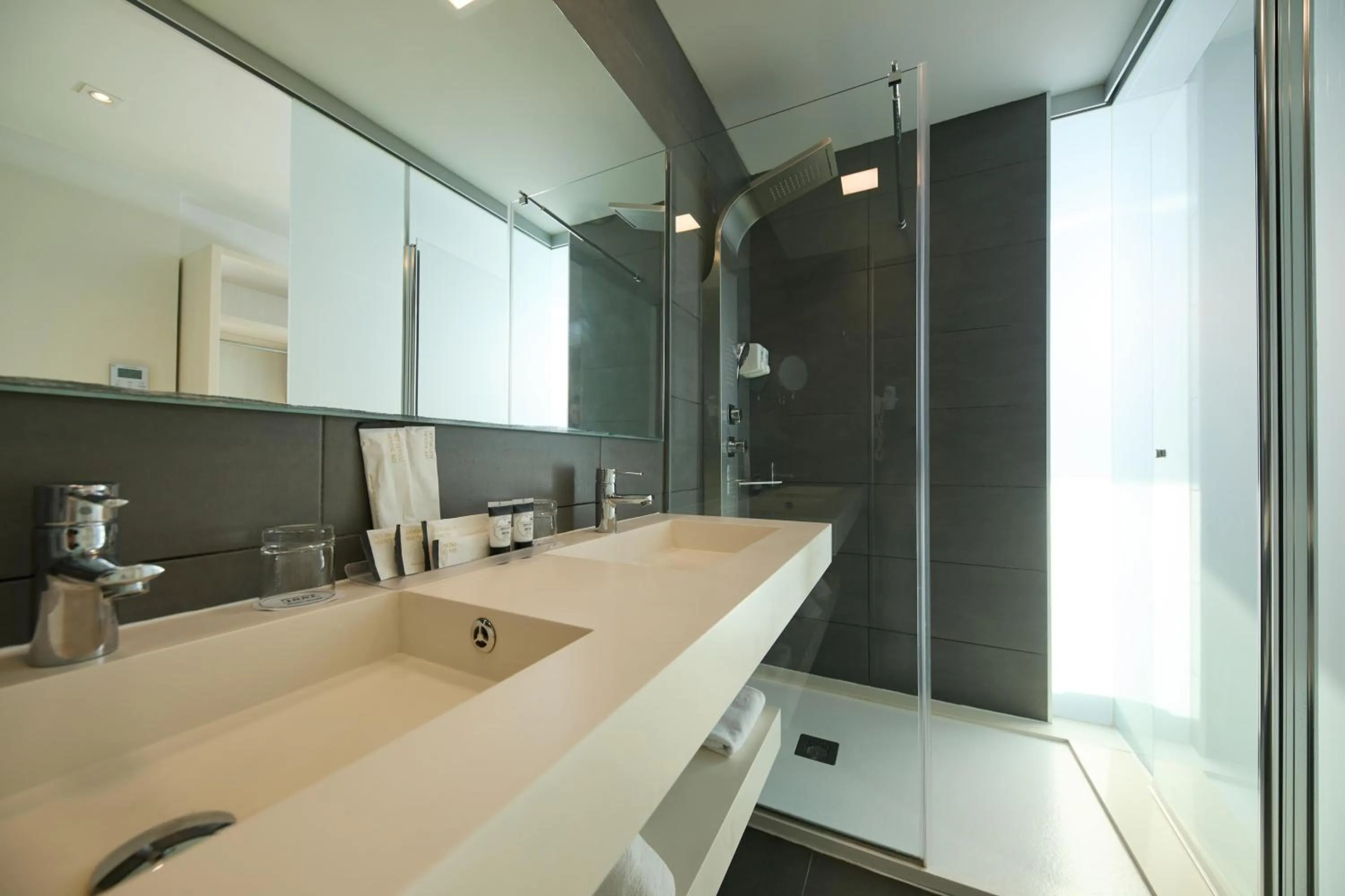 Bathroom in 1881 Barcelona Rosellón Hotel