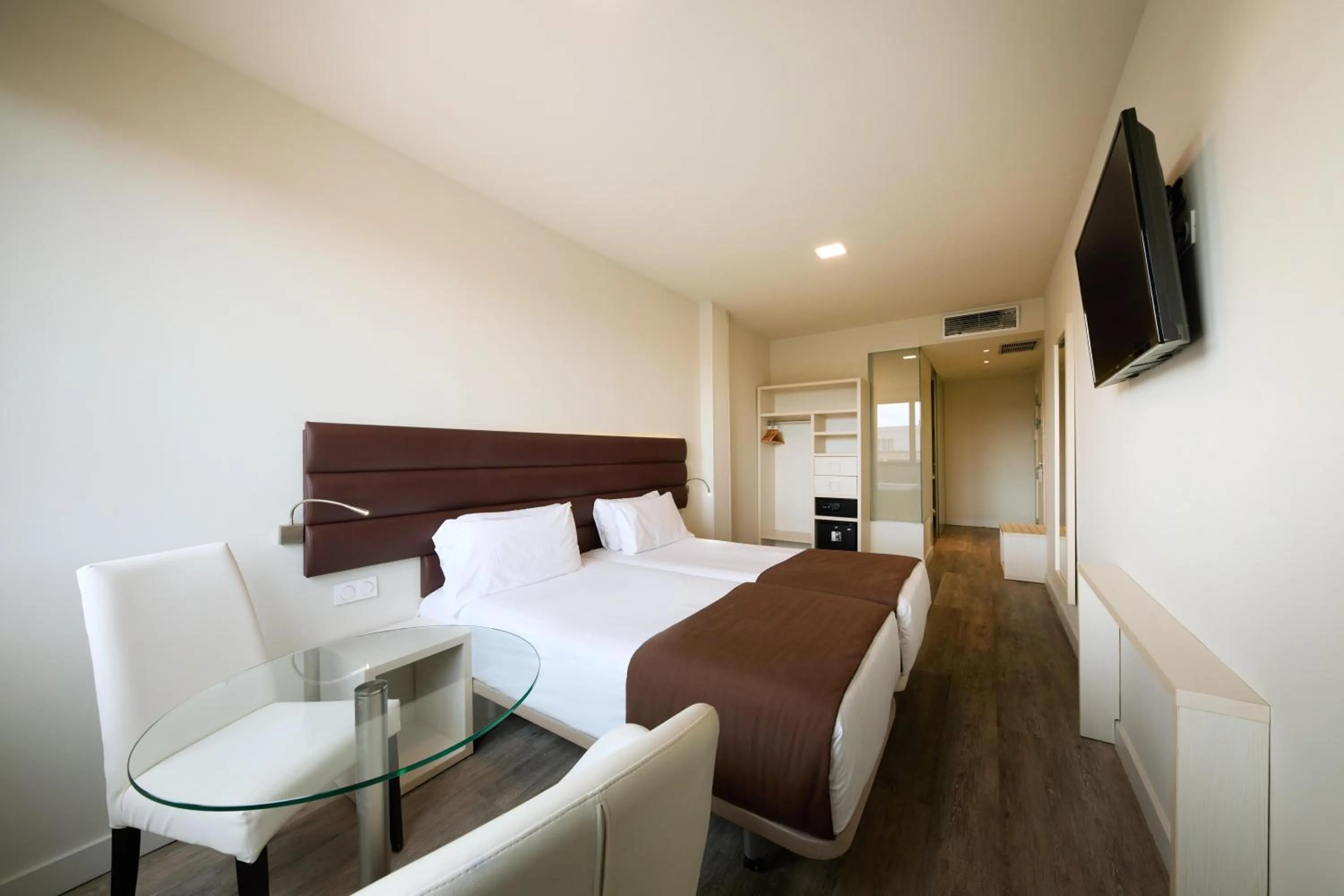 Photo of the whole room, Bed in 1881 Barcelona Rosellón Hotel