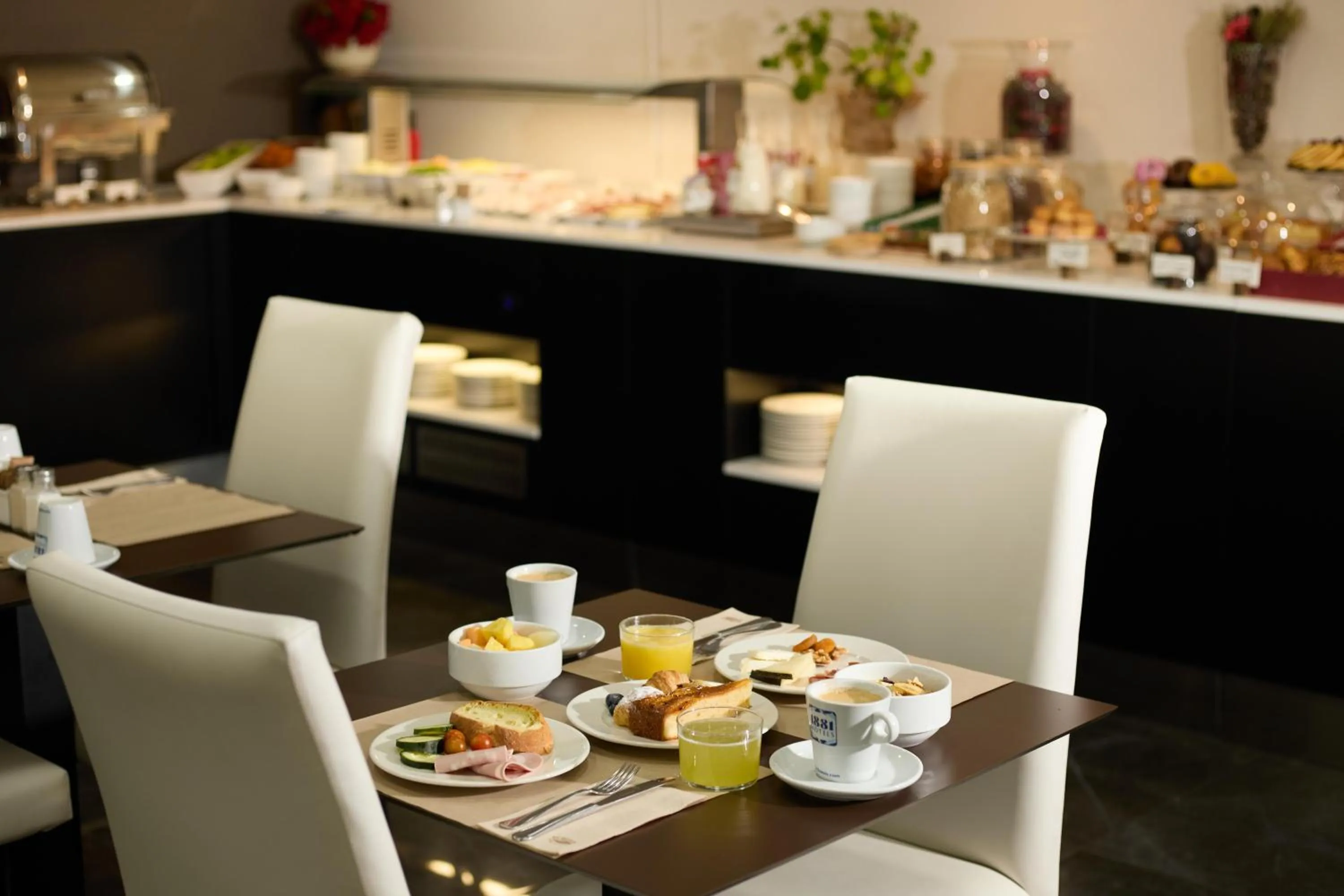 Restaurant/places to eat in 1881 Barcelona Rosellón Hotel