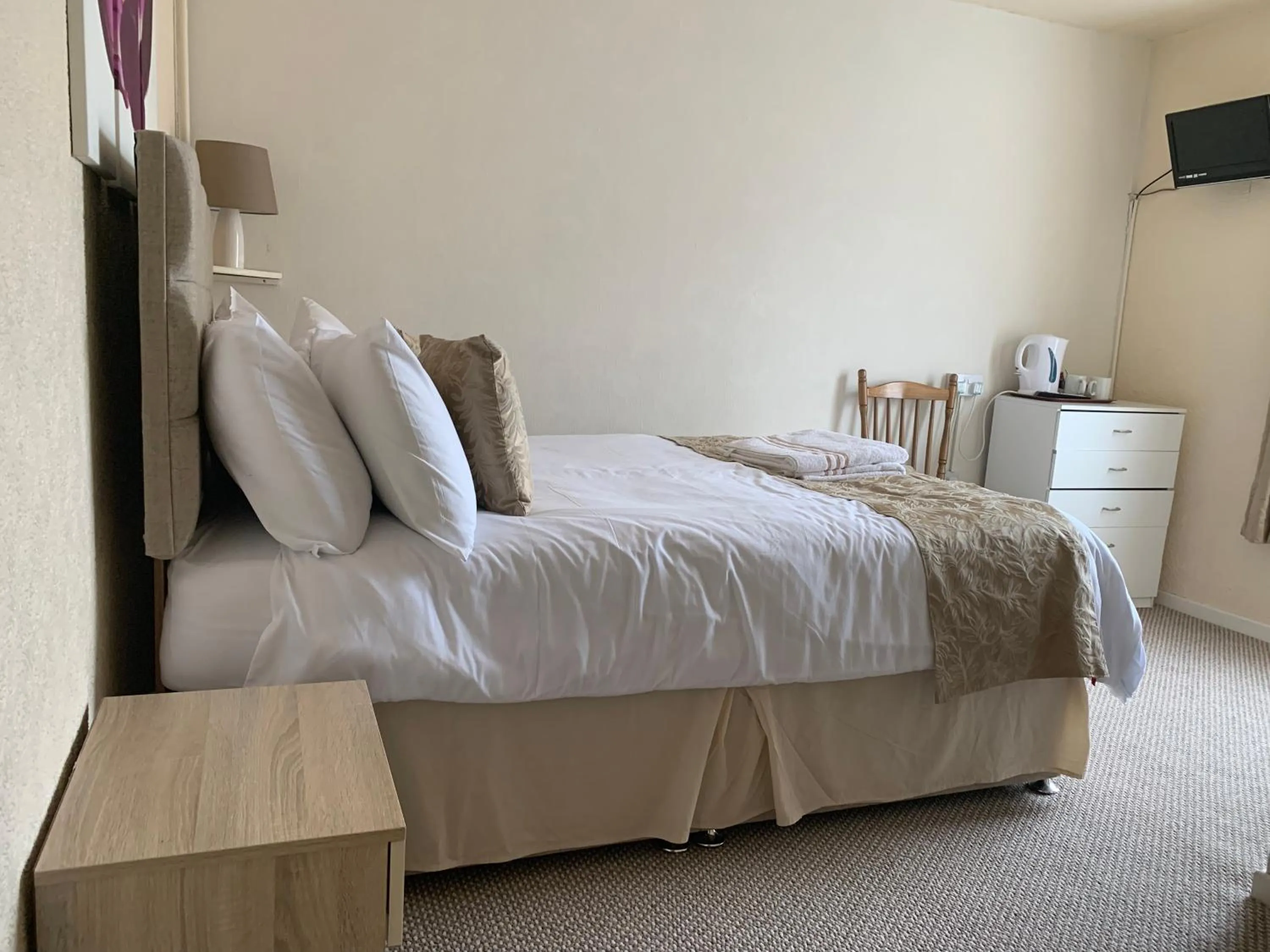 Photo of the whole room, Bed in Sharn Bek Hotel