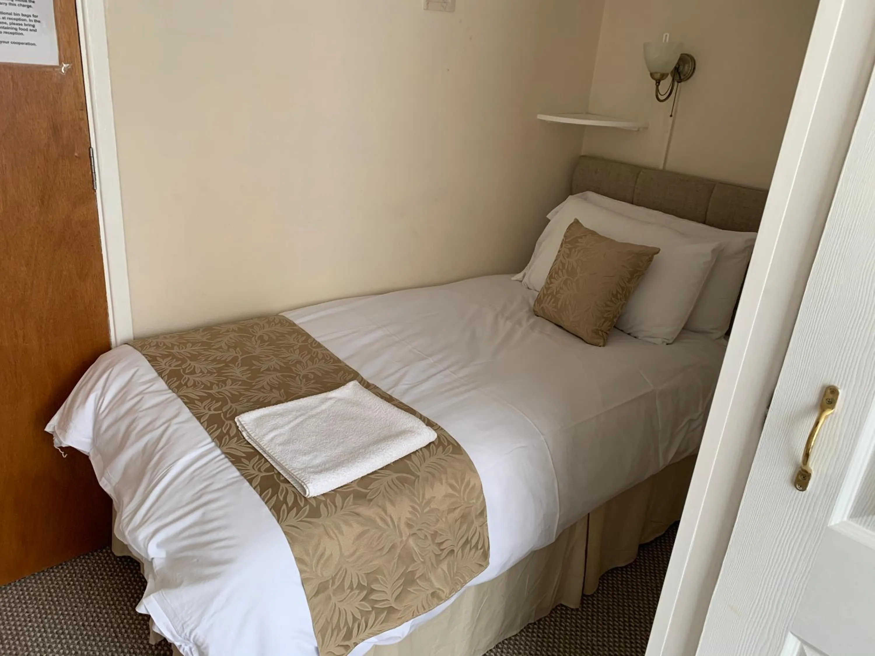 Bed in Sharn Bek Hotel