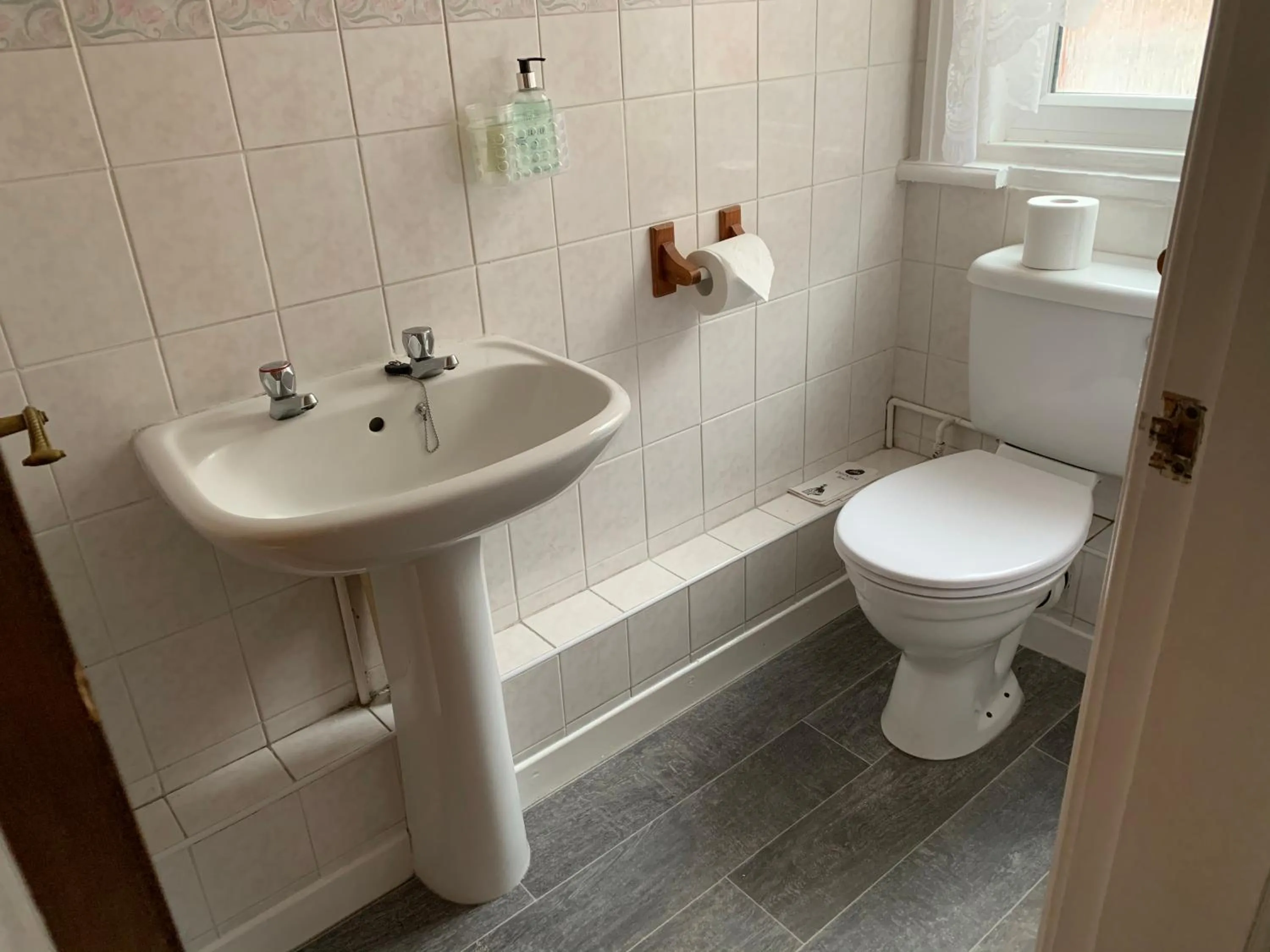 Shower in Sharn Bek Hotel