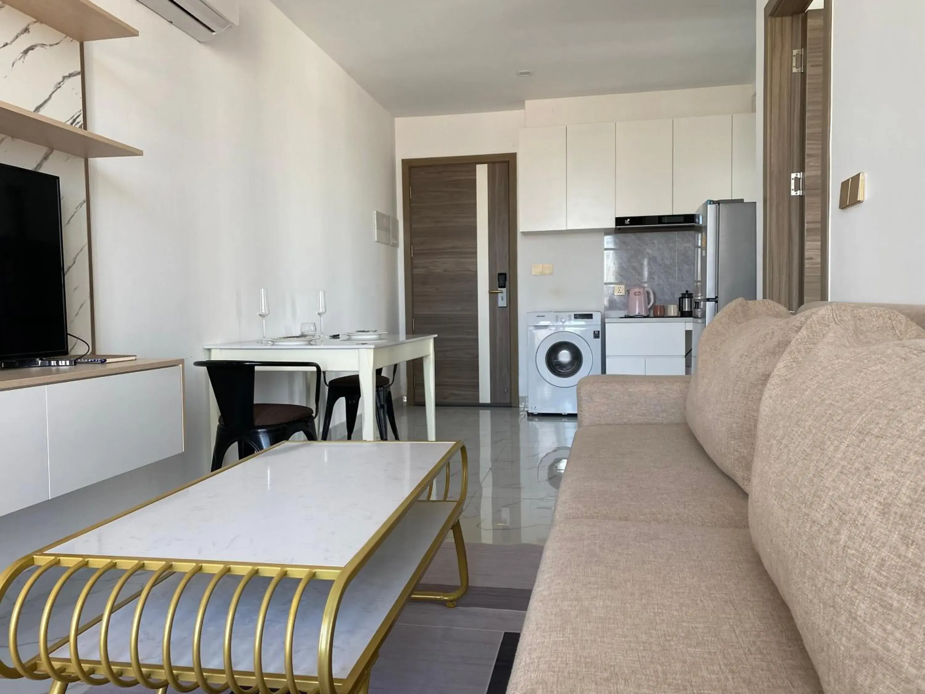 Deluxe Queen Room - single occupancy in The Vincent Condo Deluxe Queen Room - single occupancy in The Vincent Condo