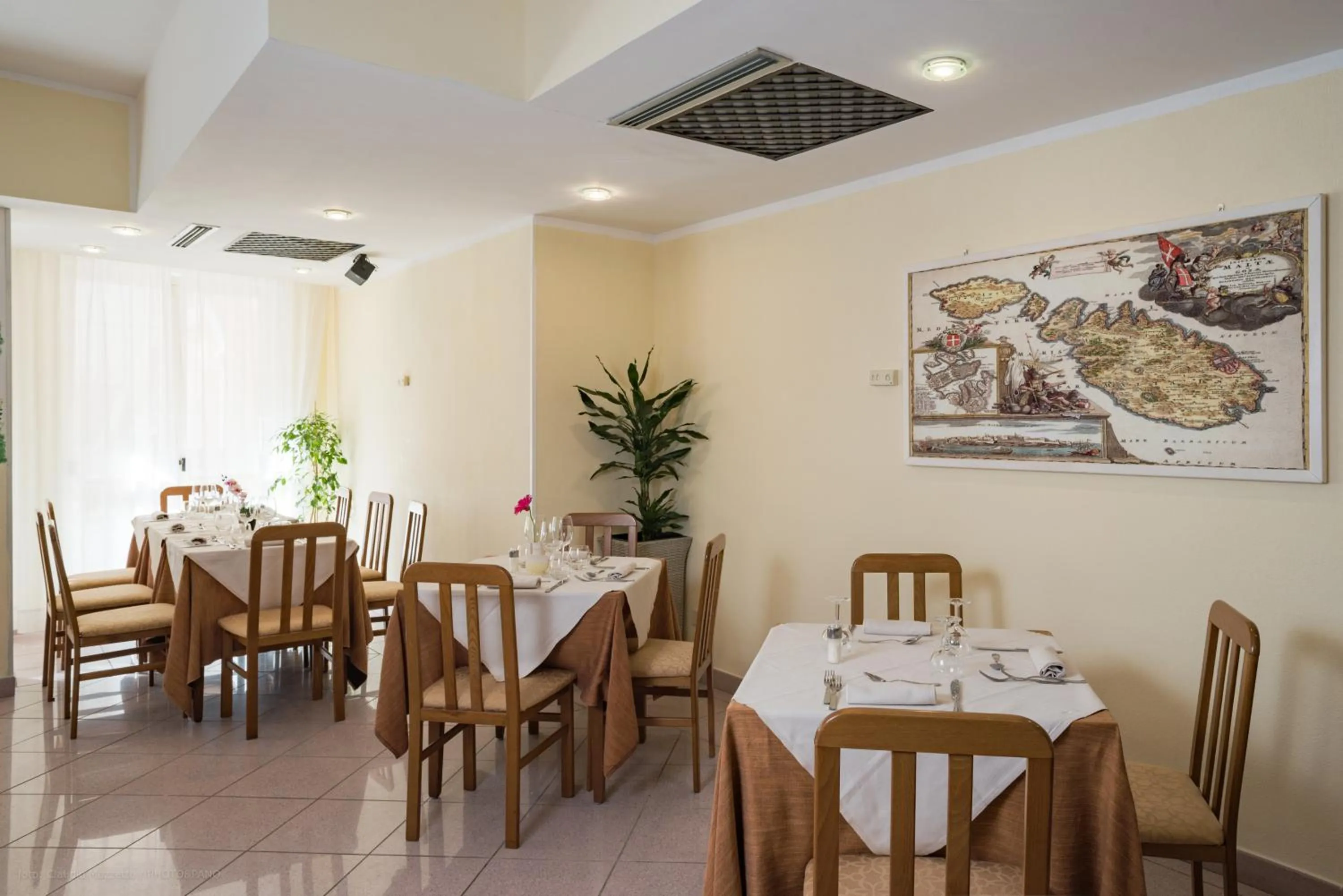 Restaurant/places to eat in Hotel Majore
