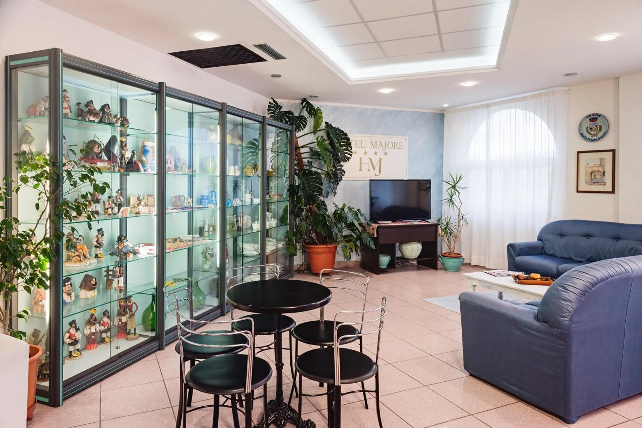 Communal lounge/ TV room in Hotel Majore